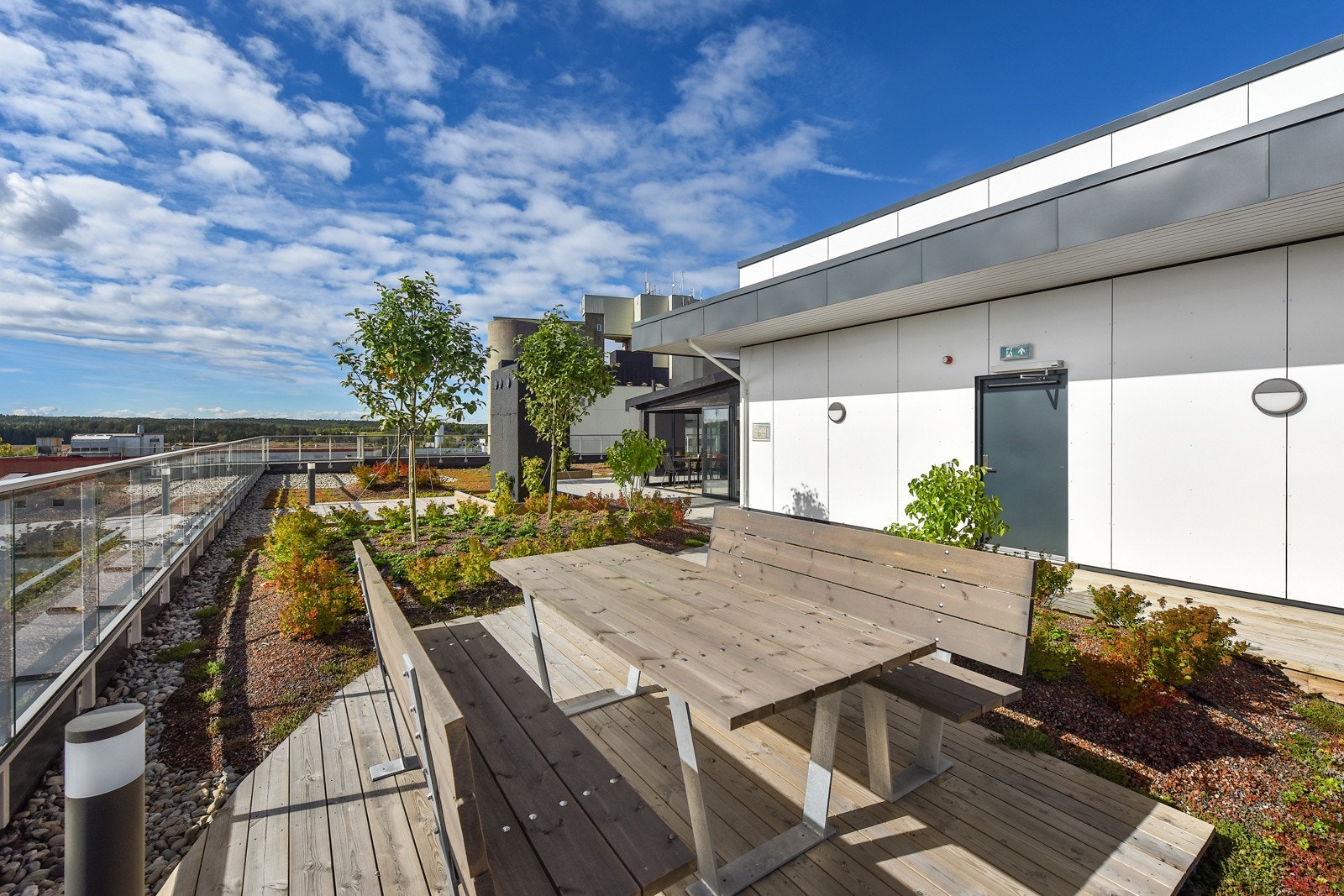 Bygget har en helt spesiell og særegen takterrasse med flere sitteplasser, vinterhage og grønt arealer! Galleribilde