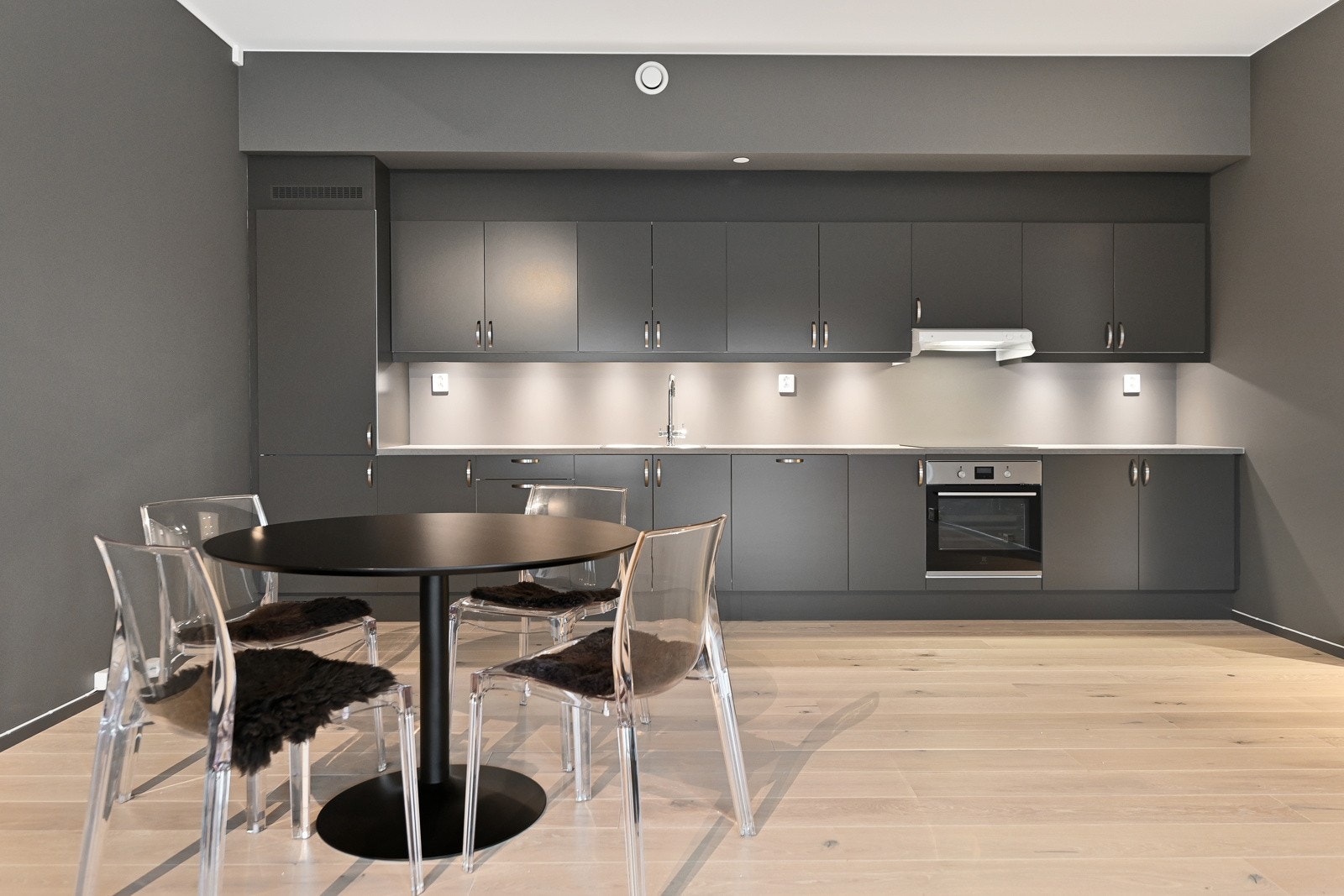 Her er det god plass til å møblere etter ønske med både spisegruppe og sofagruppe. Galleribilde