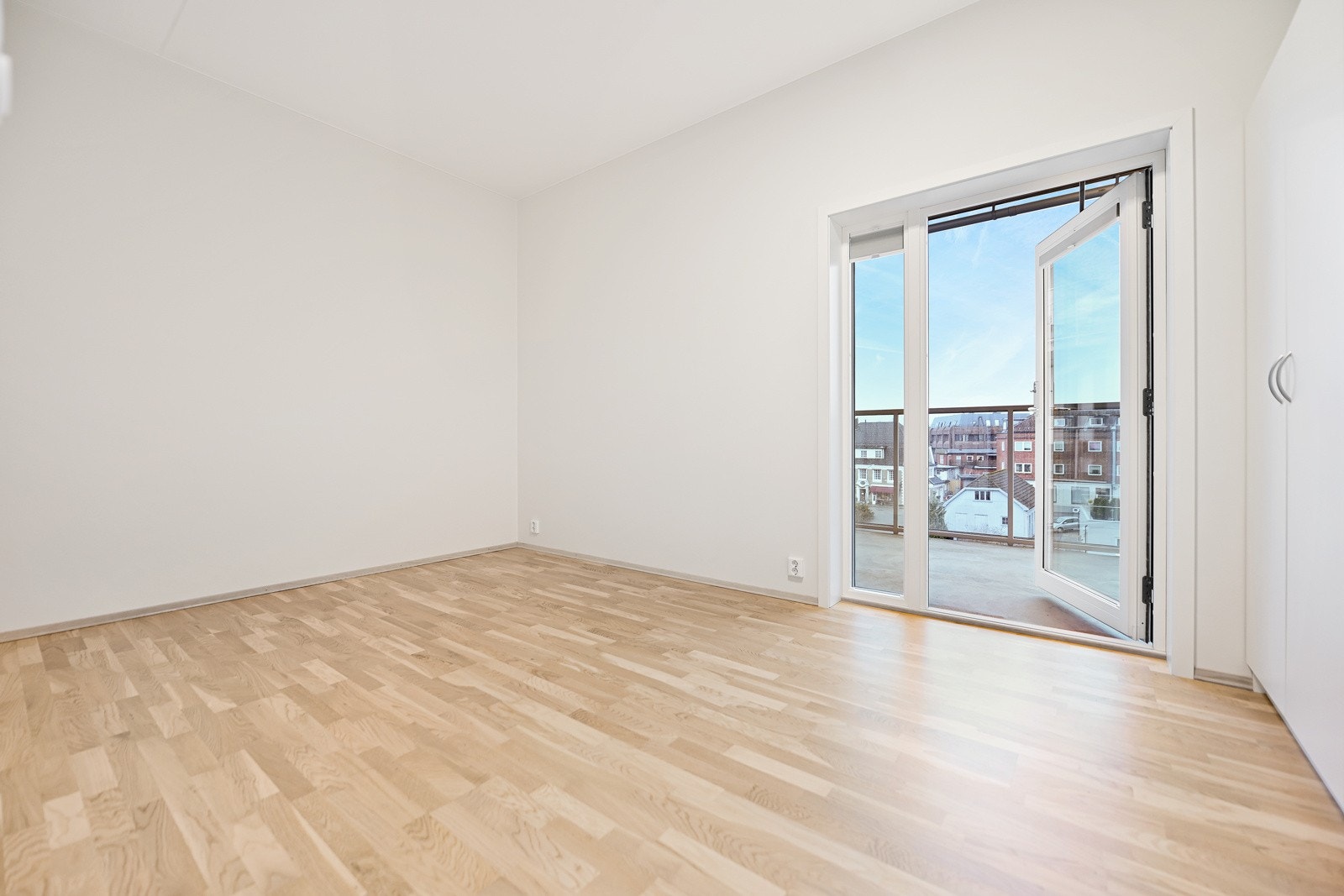 Begge soverommene og stuen har utgang til balkongen. Galleribilde