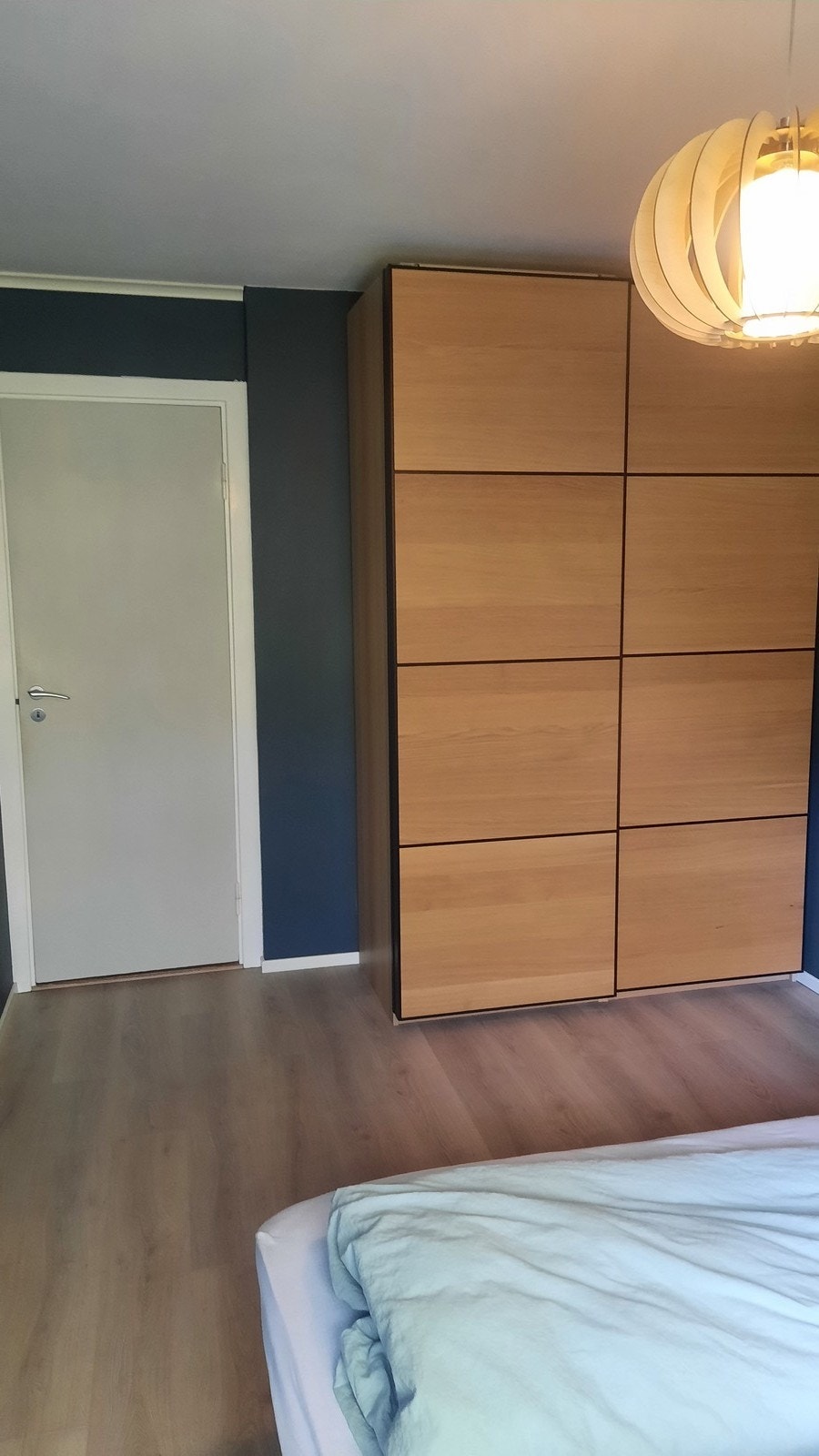 Stort garderobeskap på hovedsoverom Galleribilde