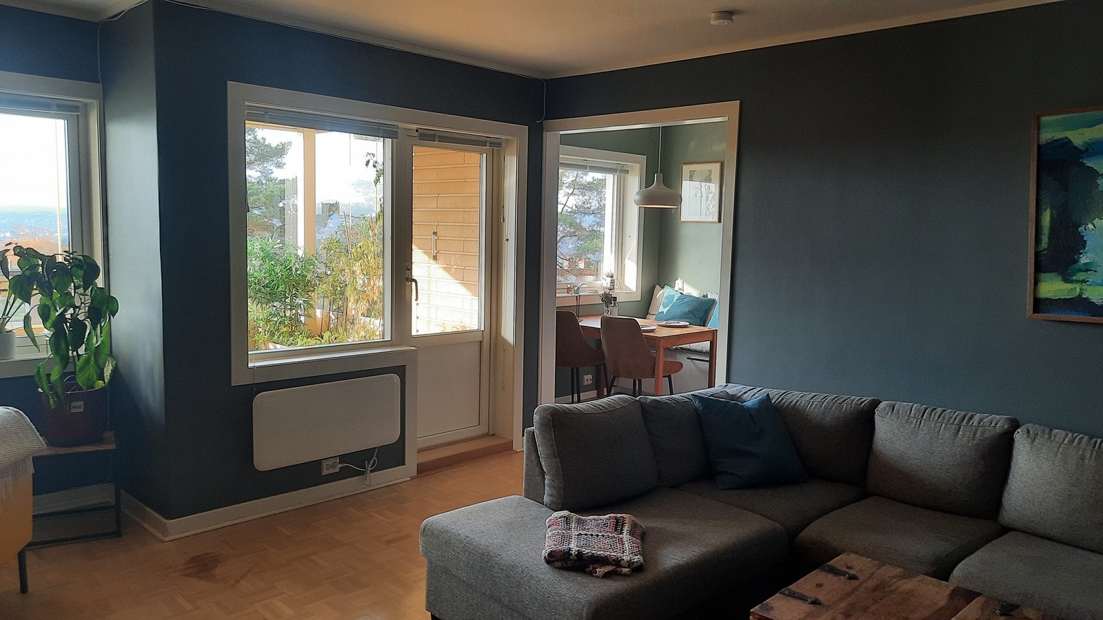 Fra stuen er det utgang til balkong Galleribilde