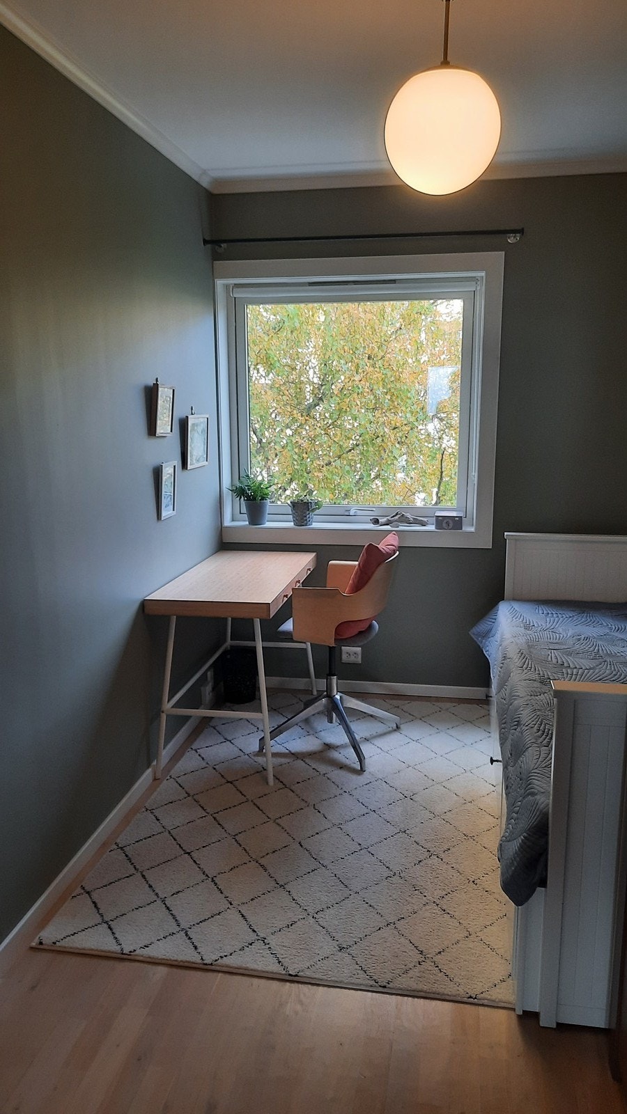 Soverom 2 med pult og seng Galleribilde