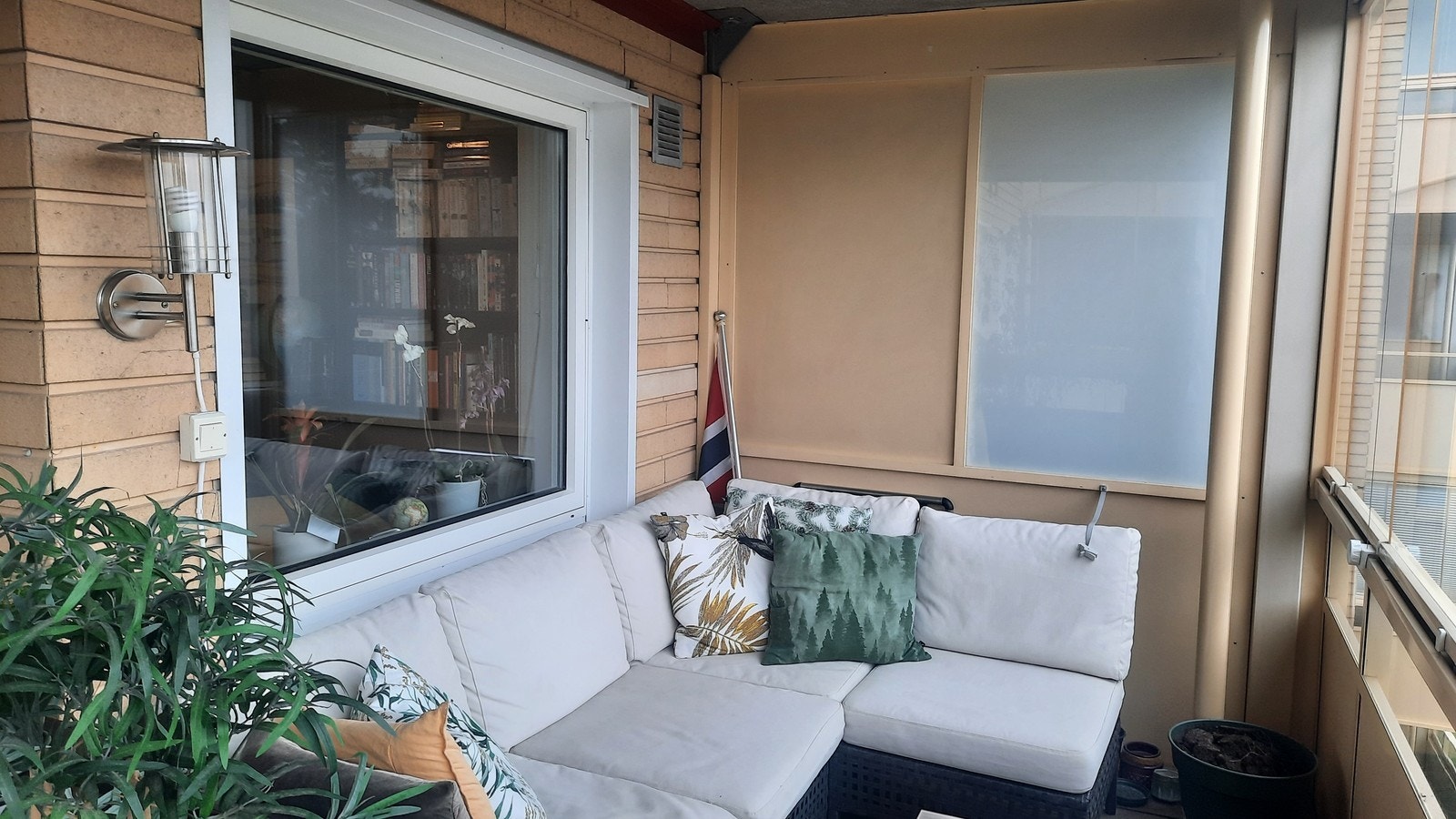 Leiligheten har stor, innglasset balkong med sittegruppe Galleribilde