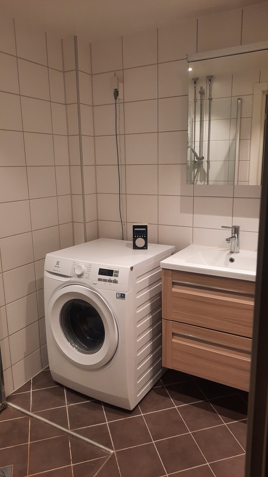 Pent, flislagt bad med wc, servant, dusjnisje og vaskemaskin Galleribilde