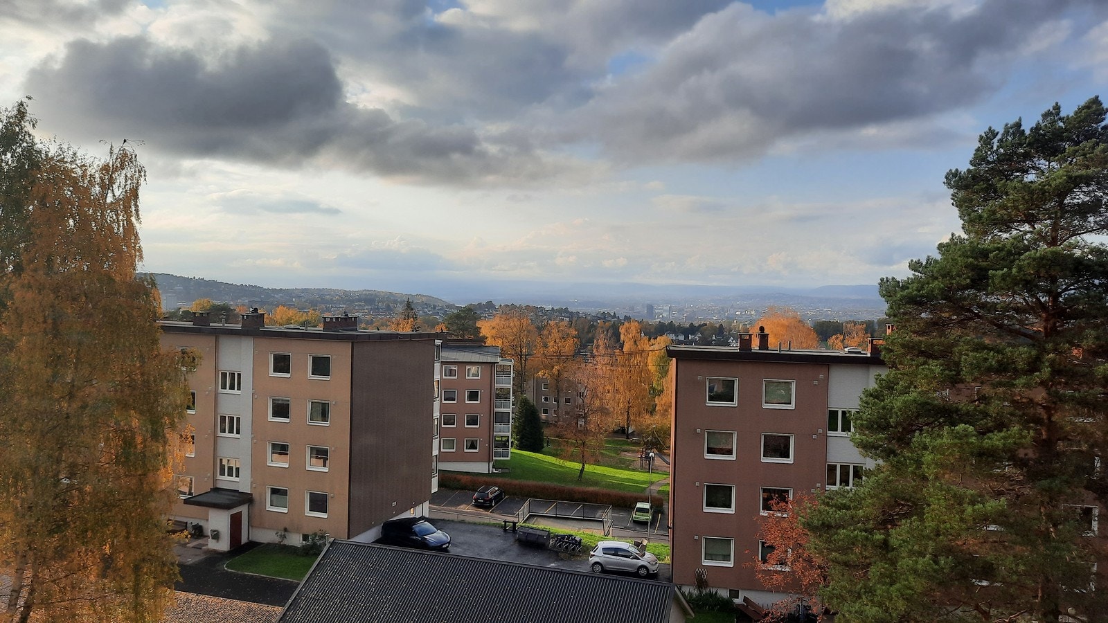 Utsikt mot byen Galleribilde