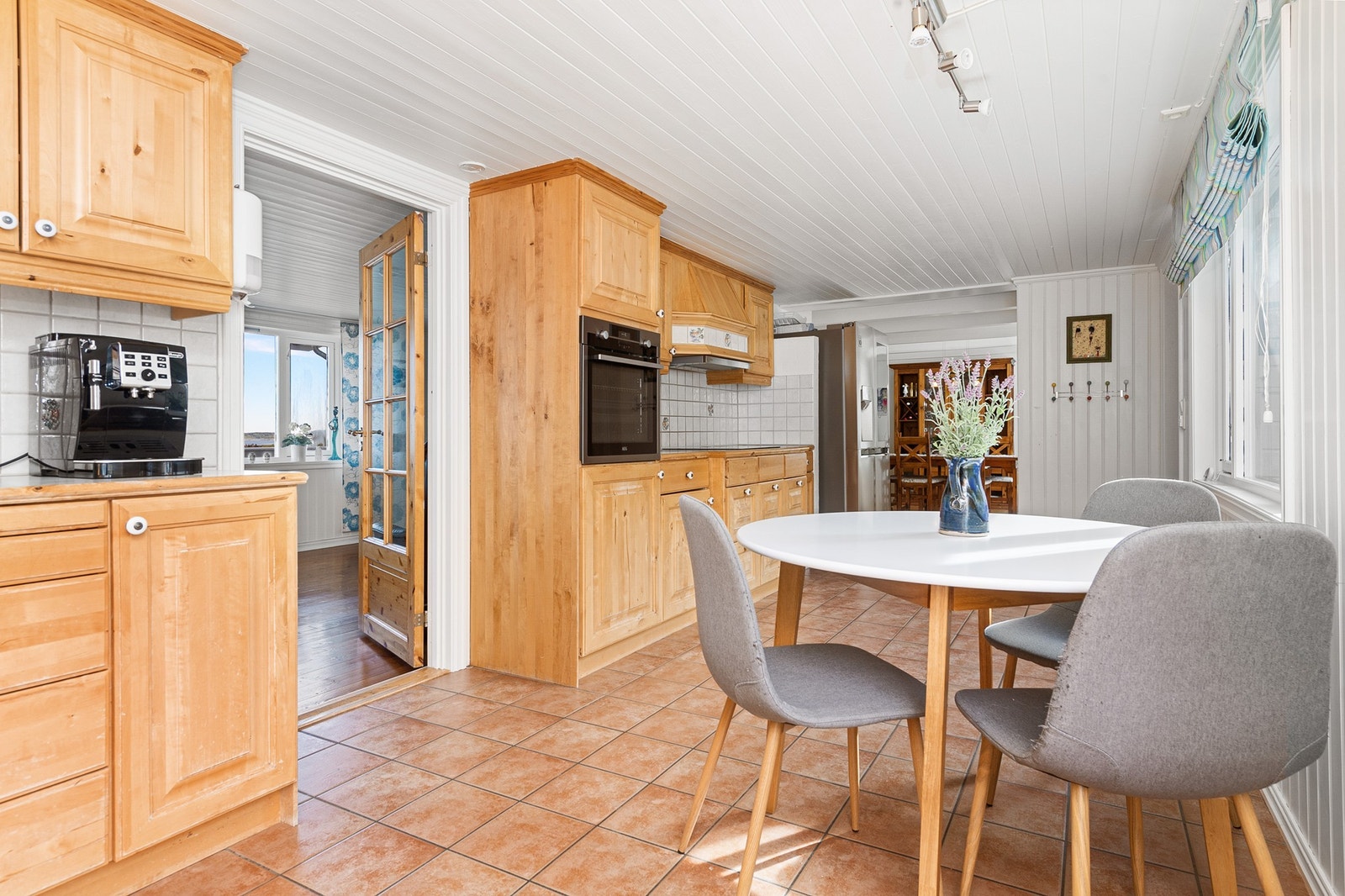 Fra kjøkkenet er det inngang til både spisestue og stue Galleribilde