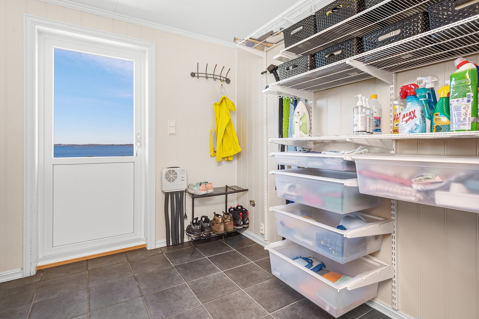 Praktisk vaskerom med utgang Galleribilde