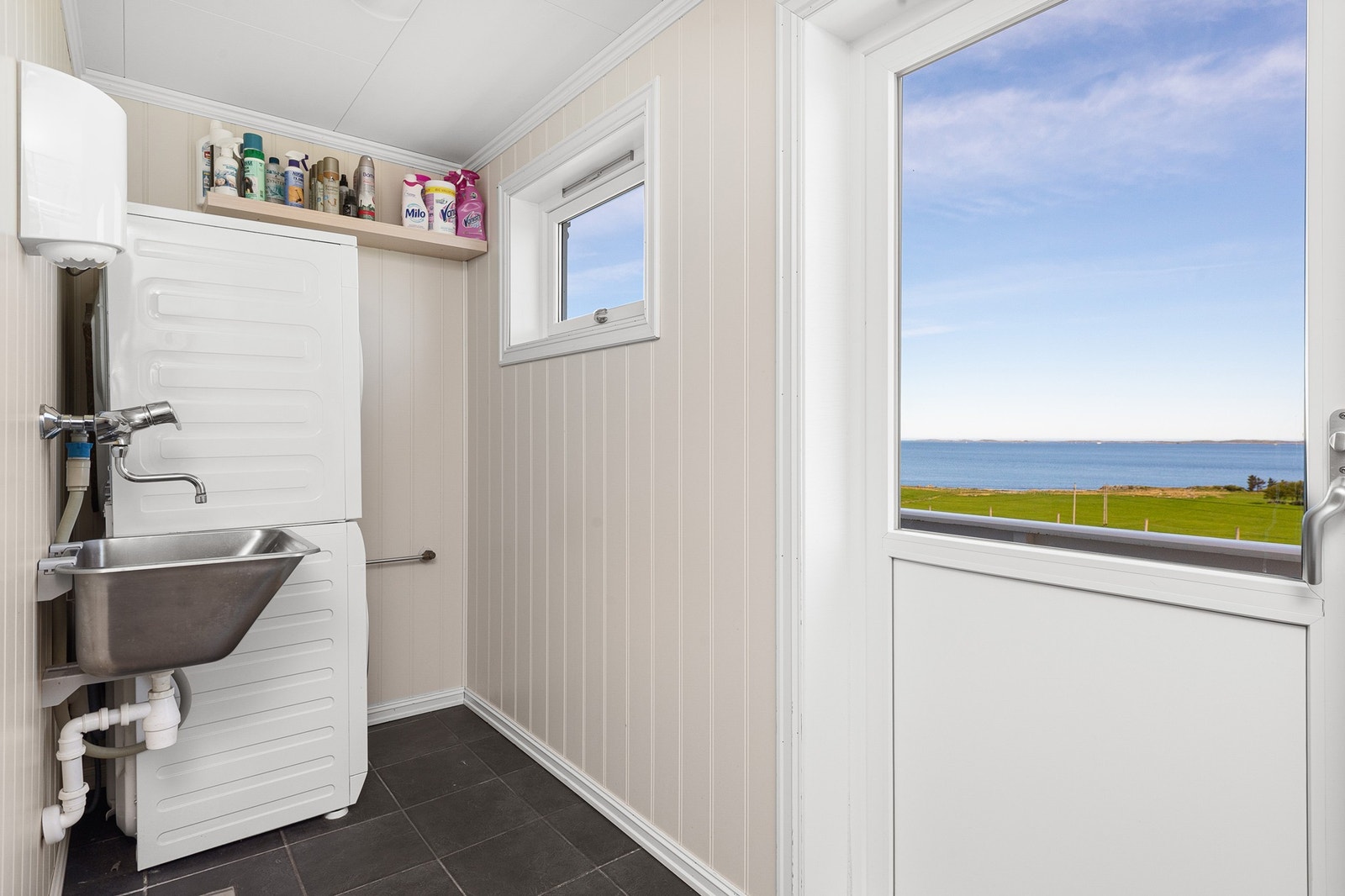 Vaskerom med utgang Galleribilde