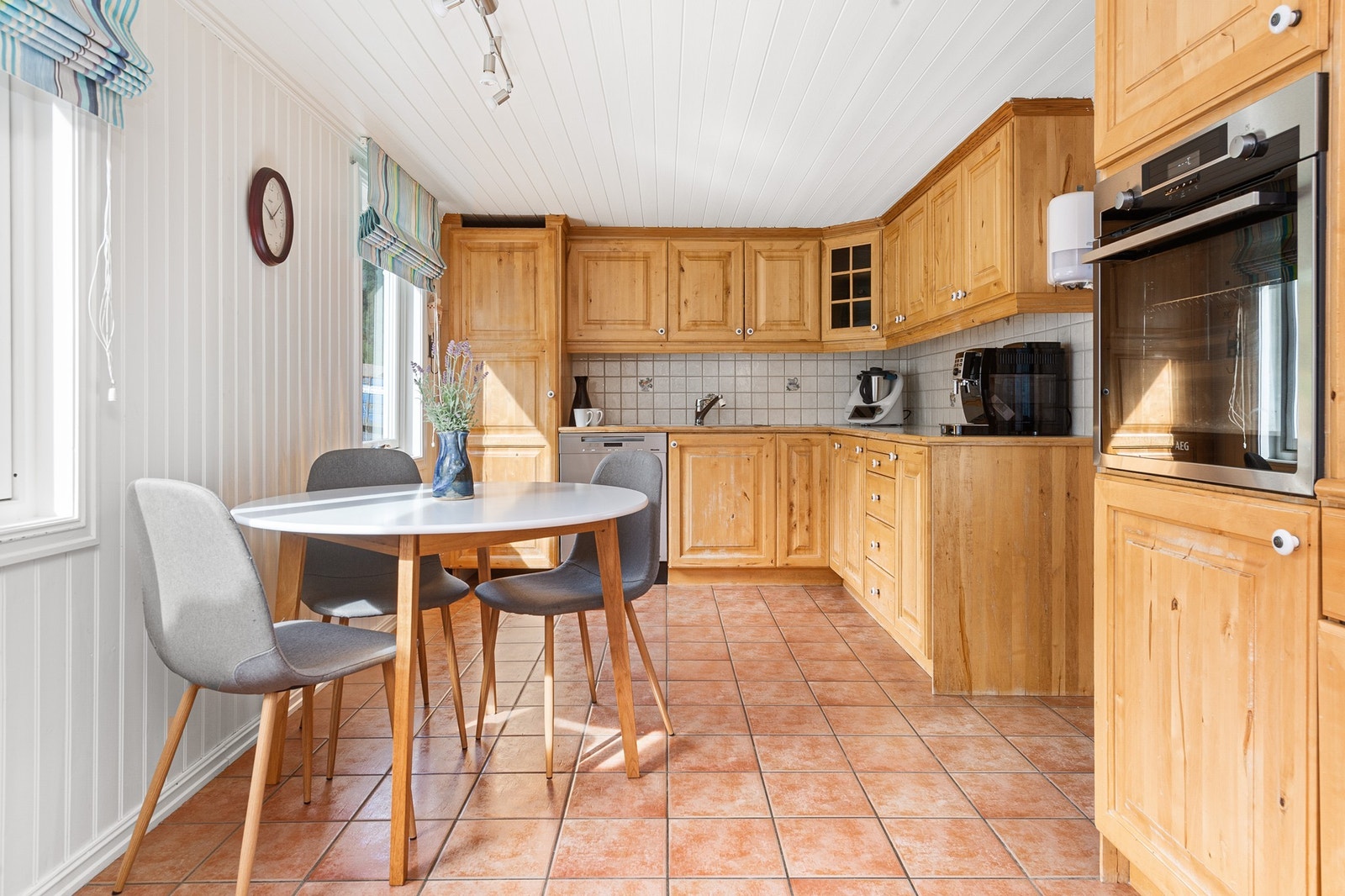 Kjøkkenet har plass til spisebord Galleribilde