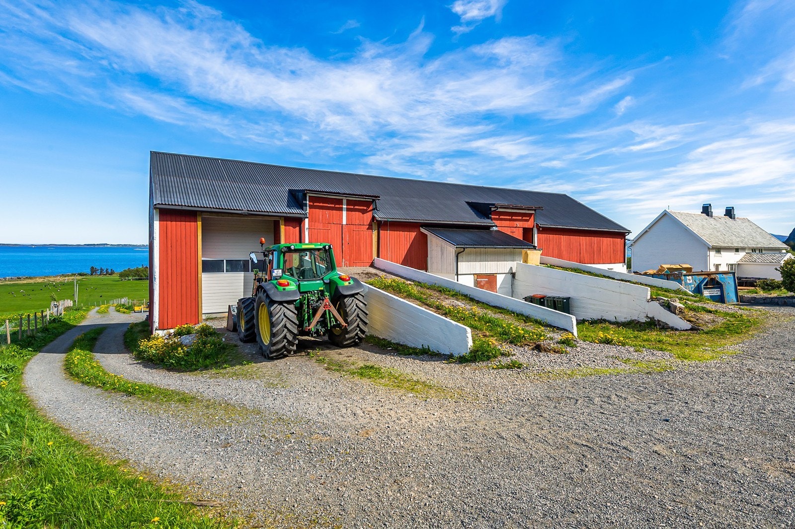 Driftsbygning med garasje, lagringsmuligheter og produksjonslokaler Galleribilde