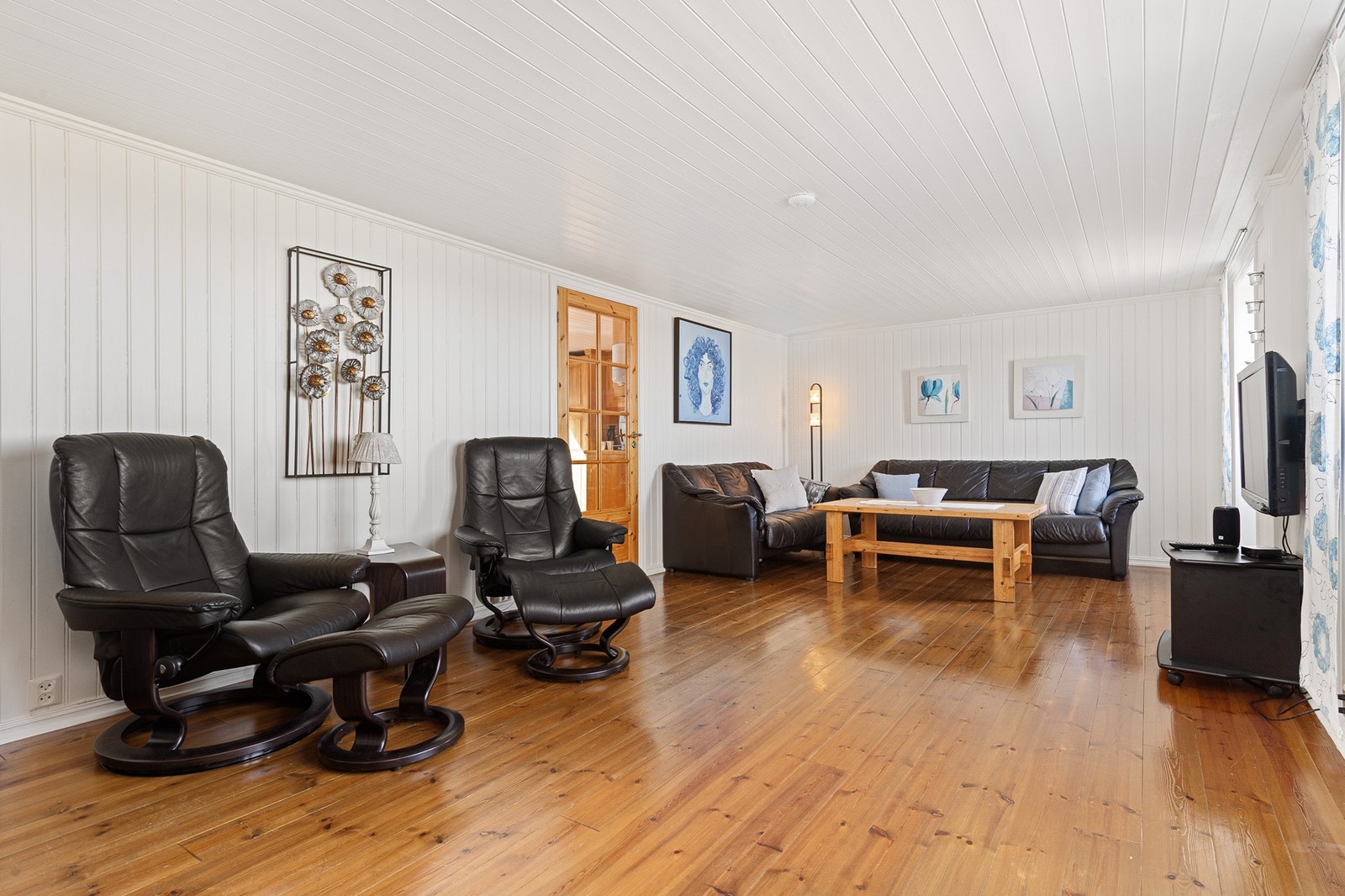 Lys og trivelig stue med fint tregulv Galleribilde