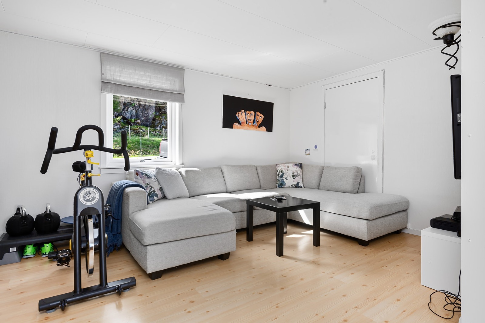 Stue nr 2 i 1. etasjen. Perfekt for familier med barn i hus. Dør til spisestue er blendet igjen. Galleribilde