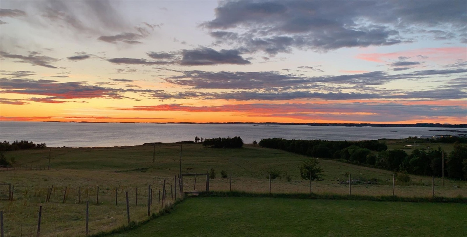 Utsikten utover sitt eget "kongedømme" og havet Galleribilde