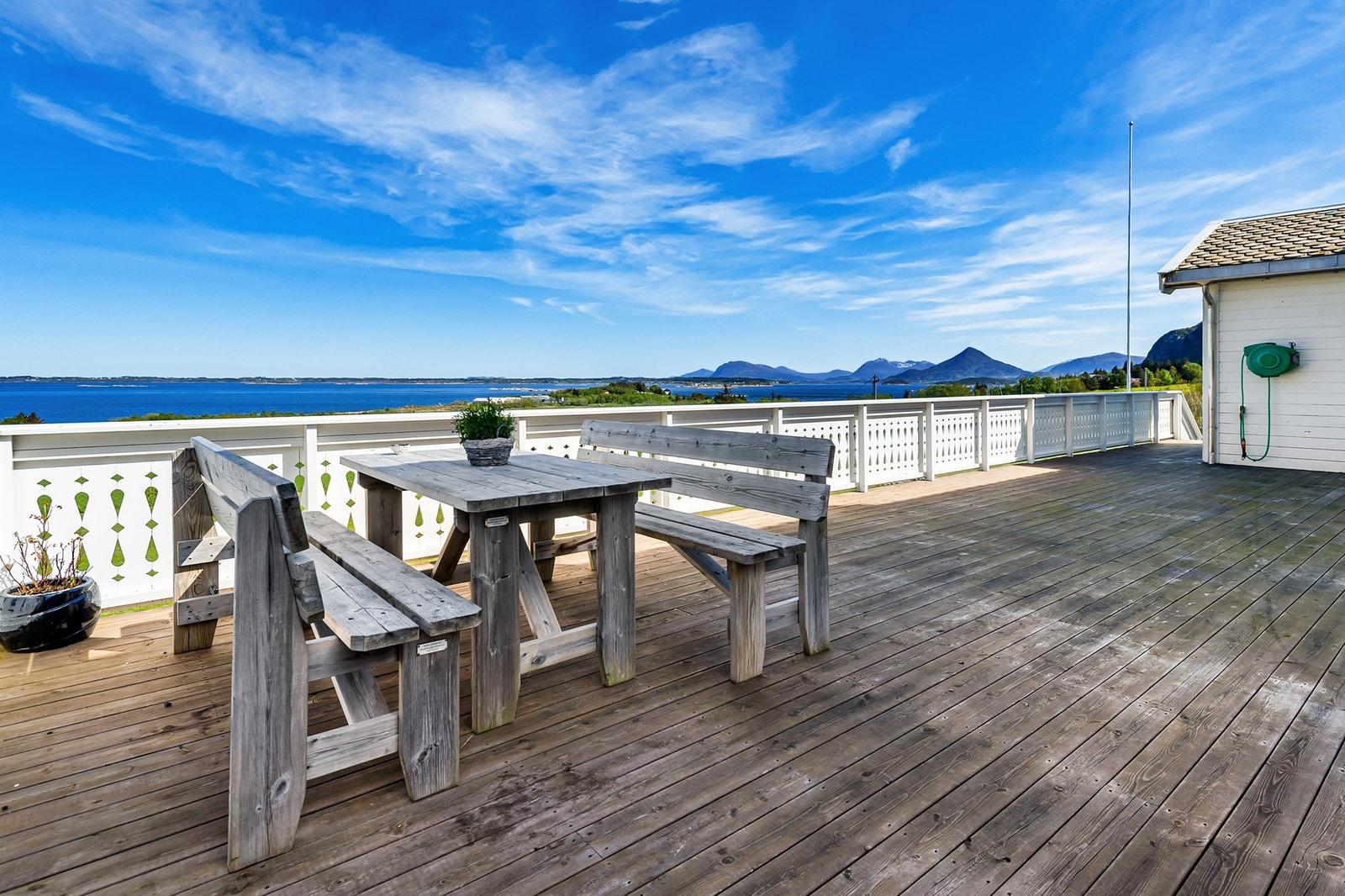 På den romslige terrassen kan du tilbringe de deilige sommerdagene Galleribilde