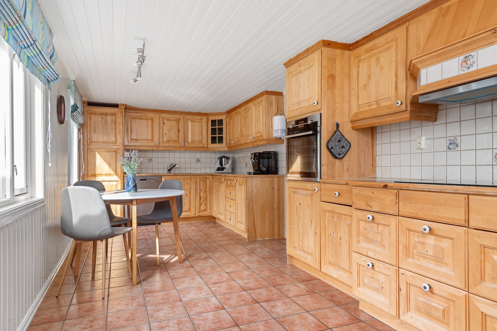 Kjøkkeninnredning i bjørk med laminat benkeplate Galleribilde