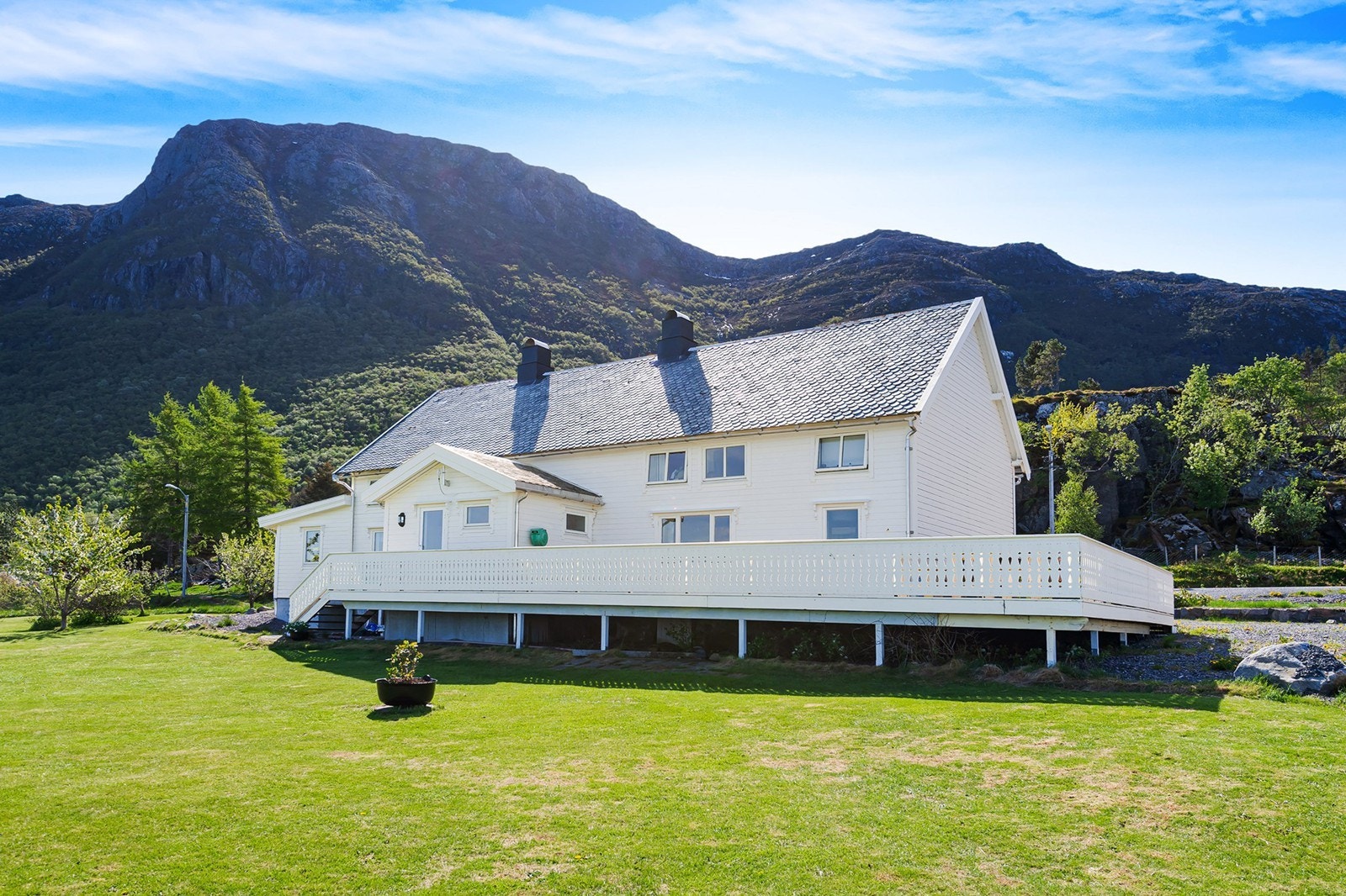 Boligen har romslig uteplass og fint opparbeidet plen i tilknytning til boligen Galleribilde