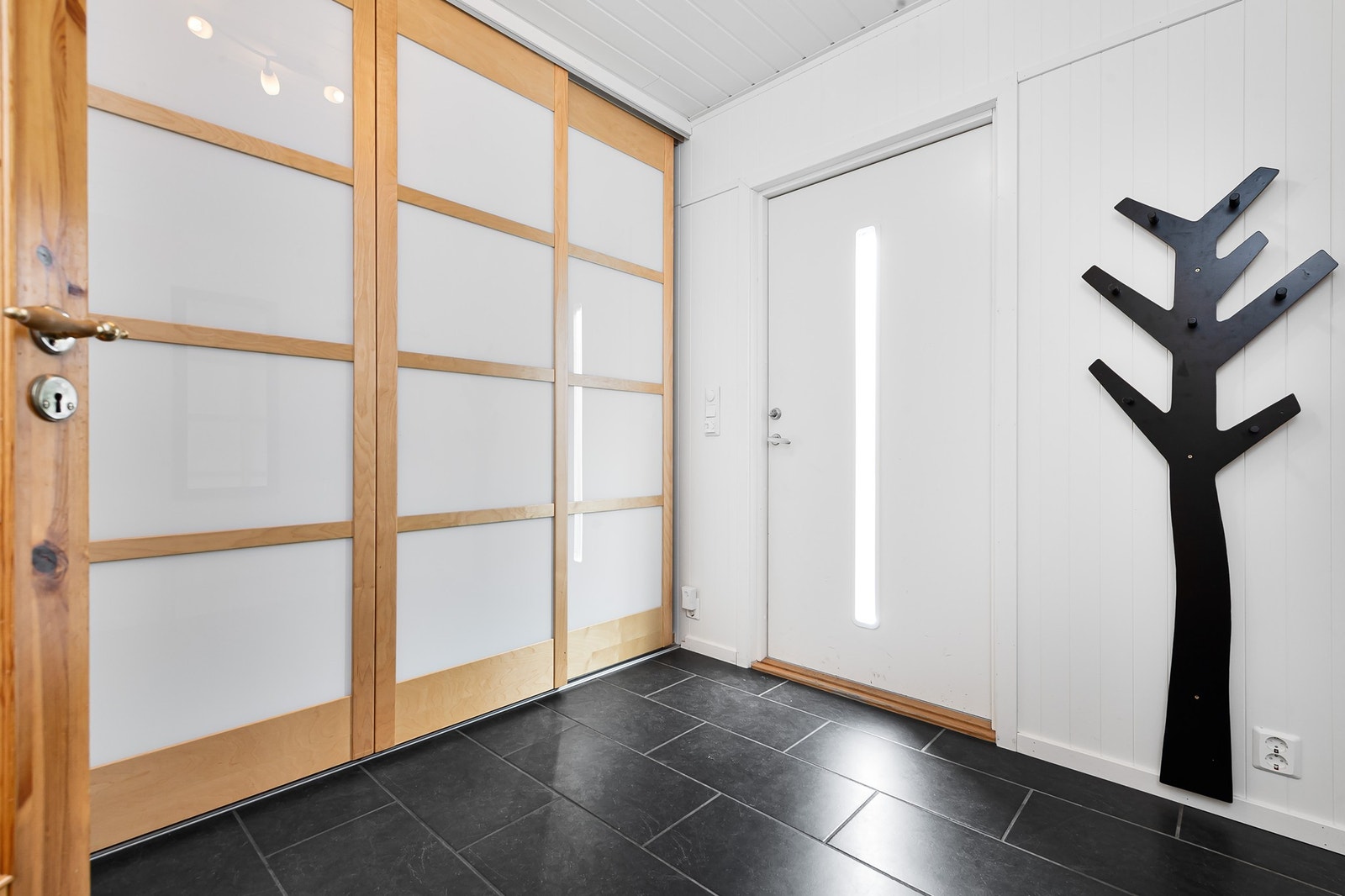 Vindfang med skyvedørsgarderobe Galleribilde