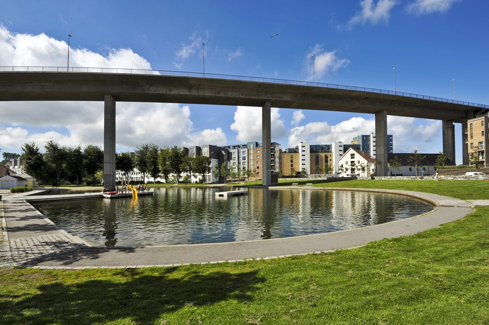 Badedammen er like i nærheten Galleribilde