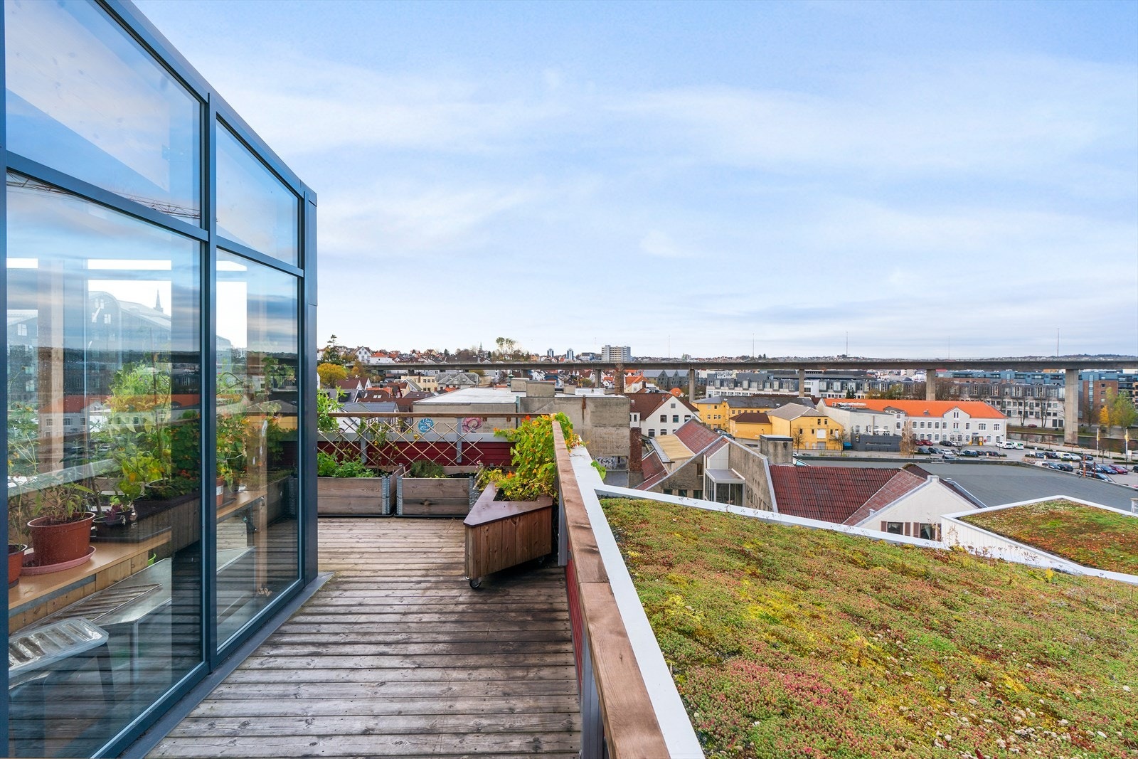 Nydelig utsikt fra felles hagestue og balkong. Galleribilde