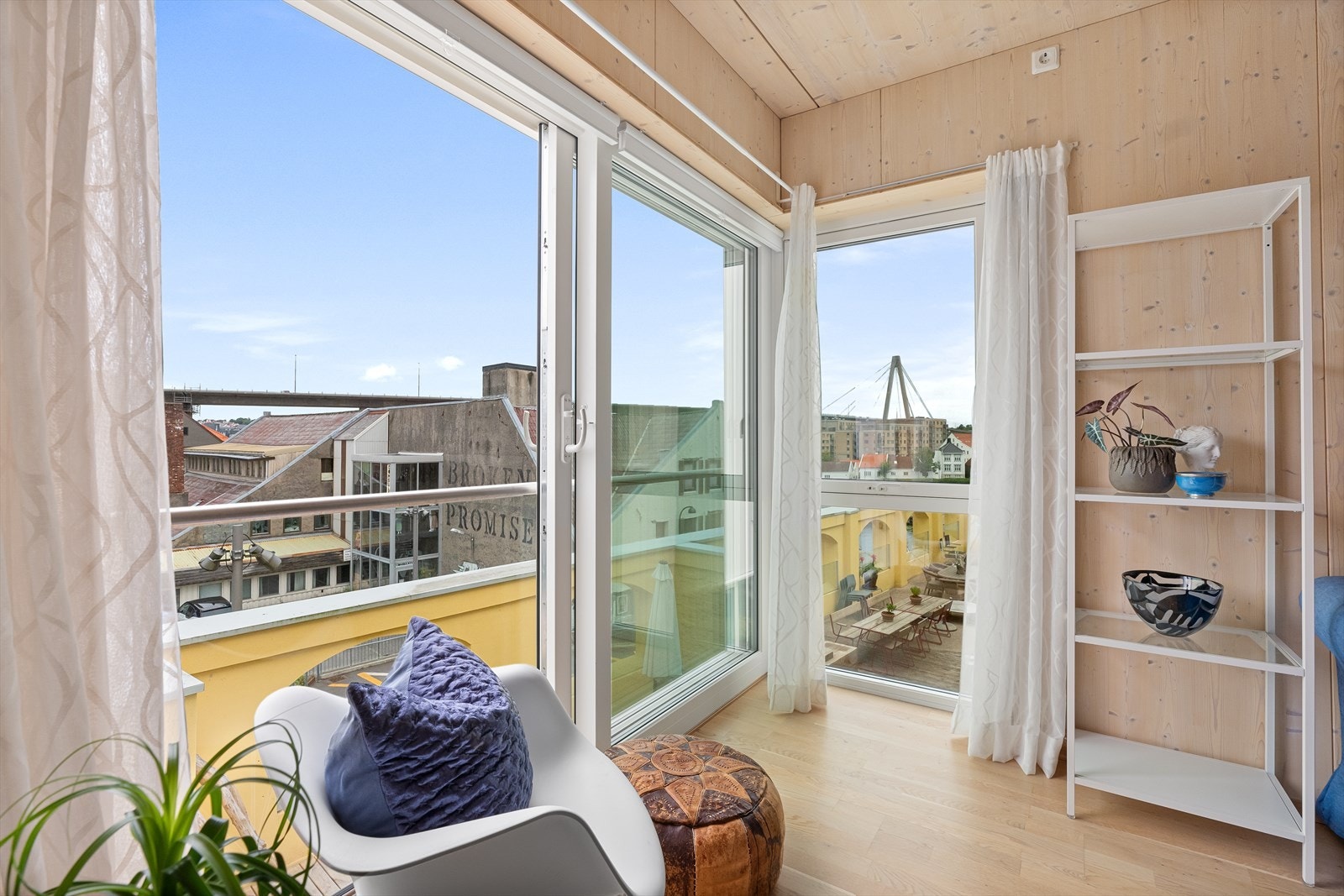 Leiligheten har en topp beliggenhet. Her er det "fransk" balkong og gode solforhold Galleribilde
