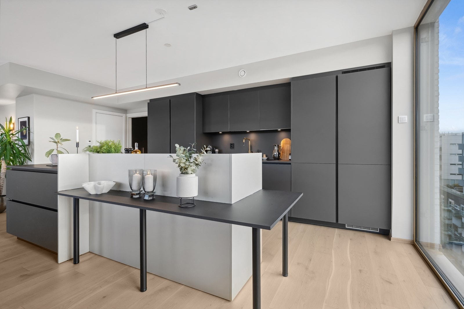 Kjøkken med mulighet for sitteplasser ved kjøkkenøya Galleribilde