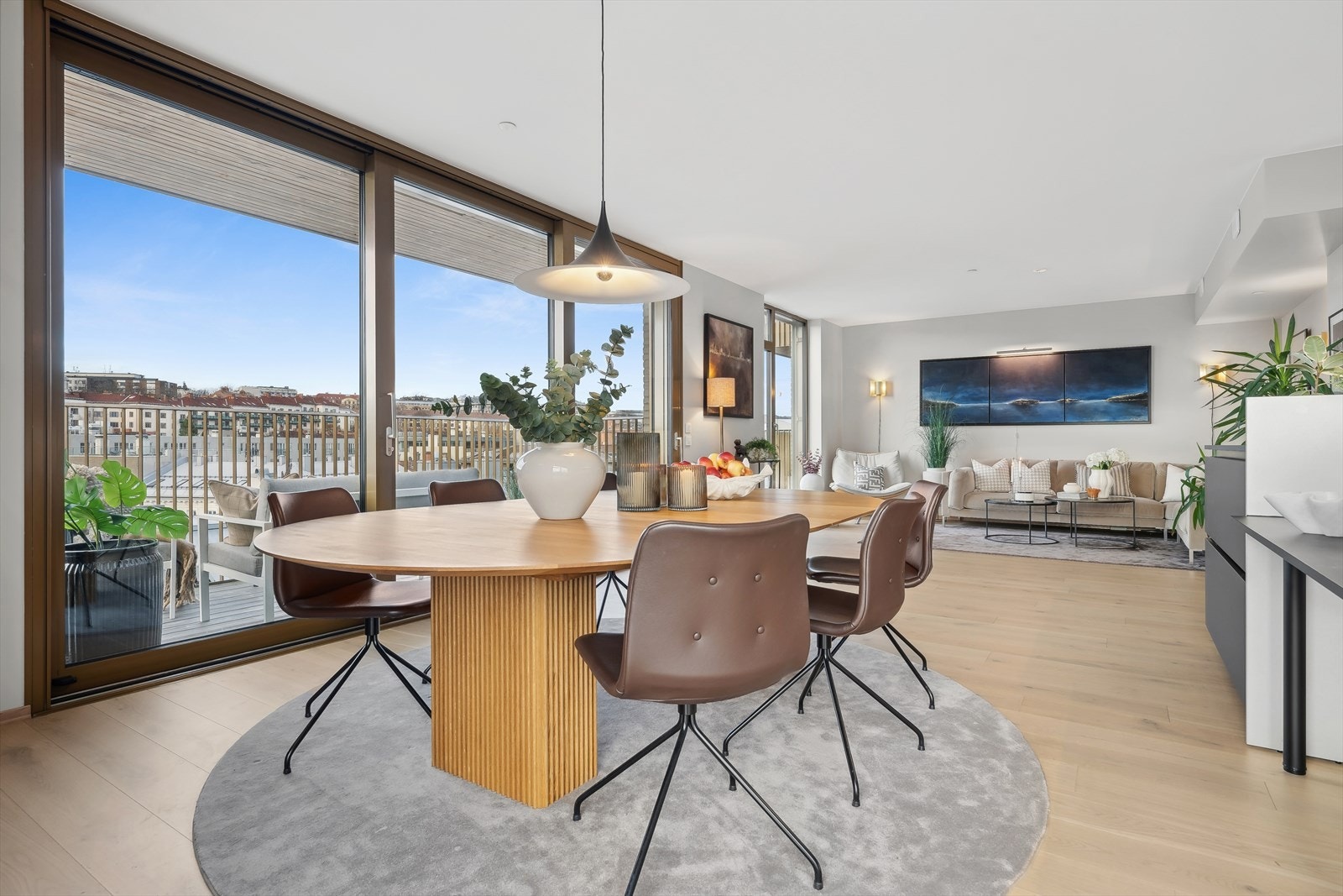 Panoramavinduer som slipper inn rikelig med naturlig lys. Det er motoriserte screens på alle vinduer for solskjerming Galleribilde