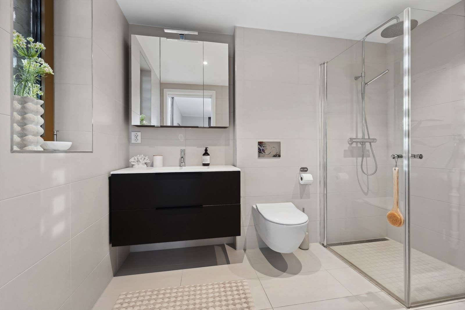 Delikat , flislagt bad av god størrelse Galleribilde