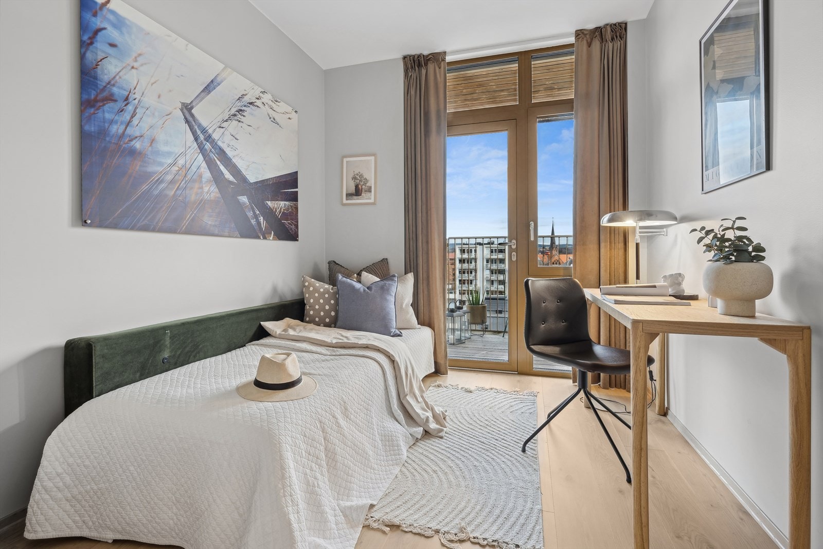 Soveværelse 2 er også av god størrelse og har utgang til balkong Galleribilde