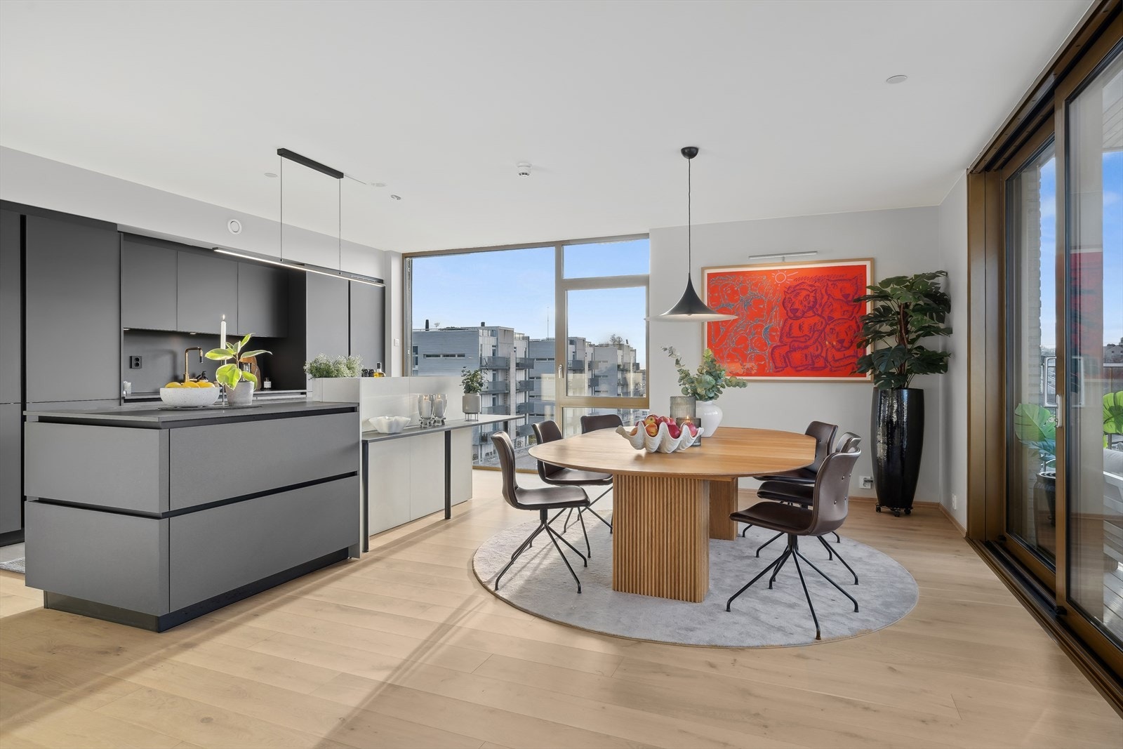 I åpen løsning mot stuen ligger et stilrent og velutstyrt kjøkken med Mobalpa plan kjøkkeninnredning Galleribilde