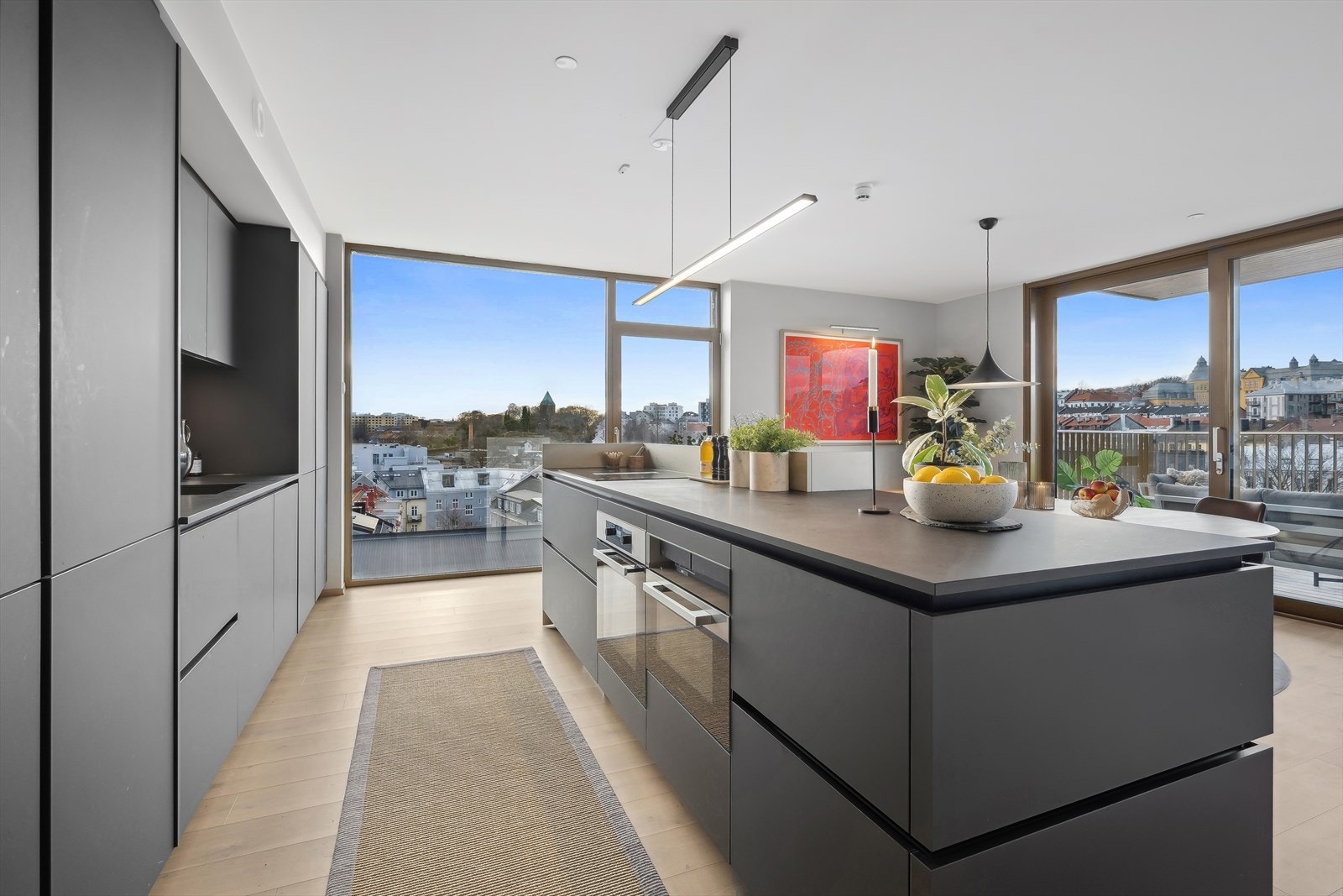 Fantastisk utsikt med vinduer som strekker seg fra gulv til tak Galleribilde