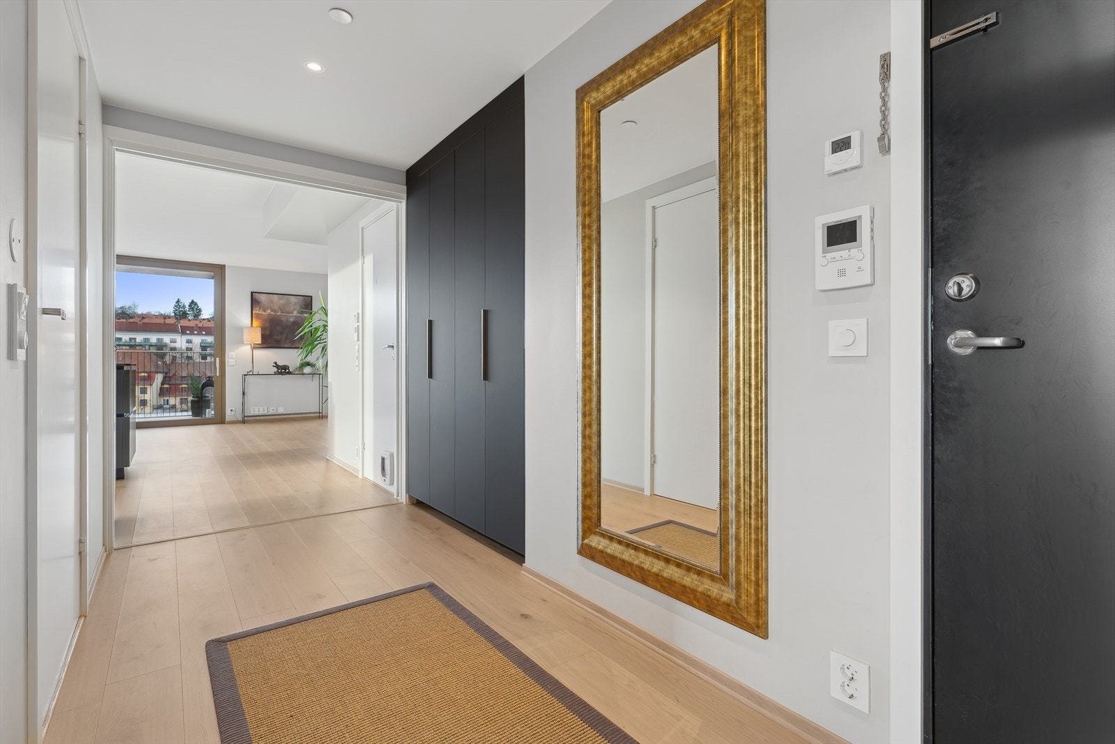 Entreen gir et storslått førsteinntrykk med sin romslige utforming og naturlige lys som strømmer inn fra vinduene i stuen Galleribilde