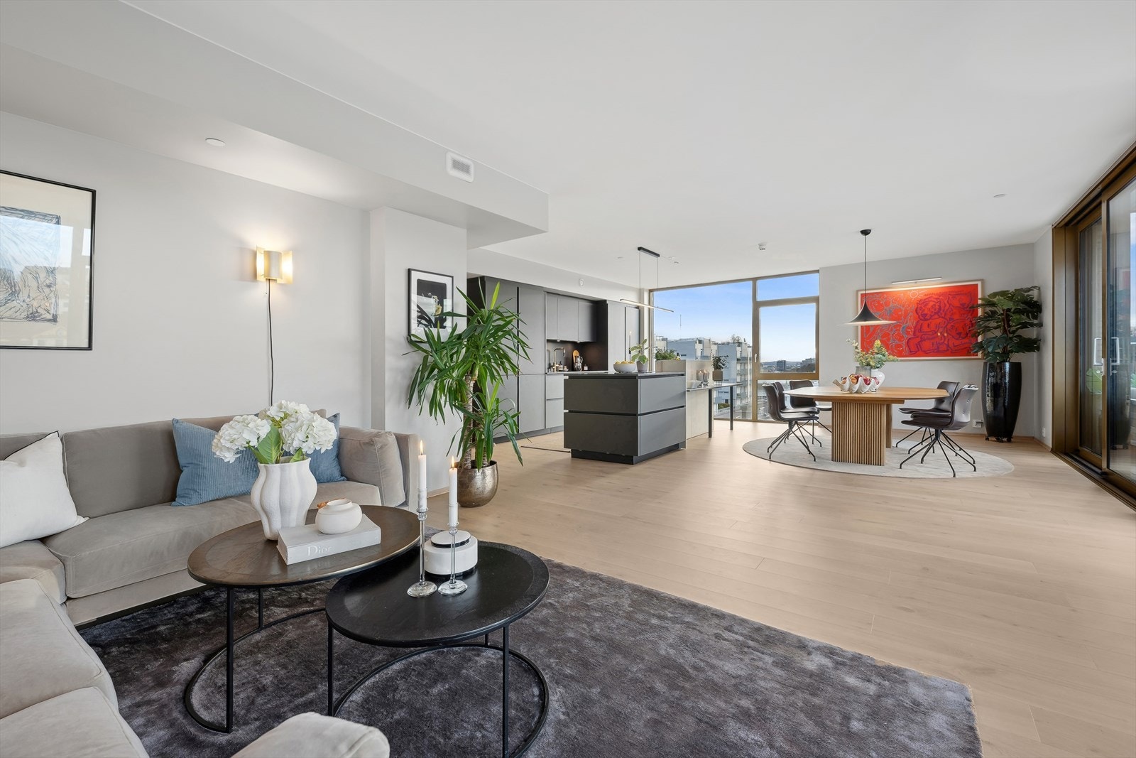 Leiligheten på 101 kvm er perfekt plassert i nest øverste etasje i en moderne 10-etasjes bygning Galleribilde