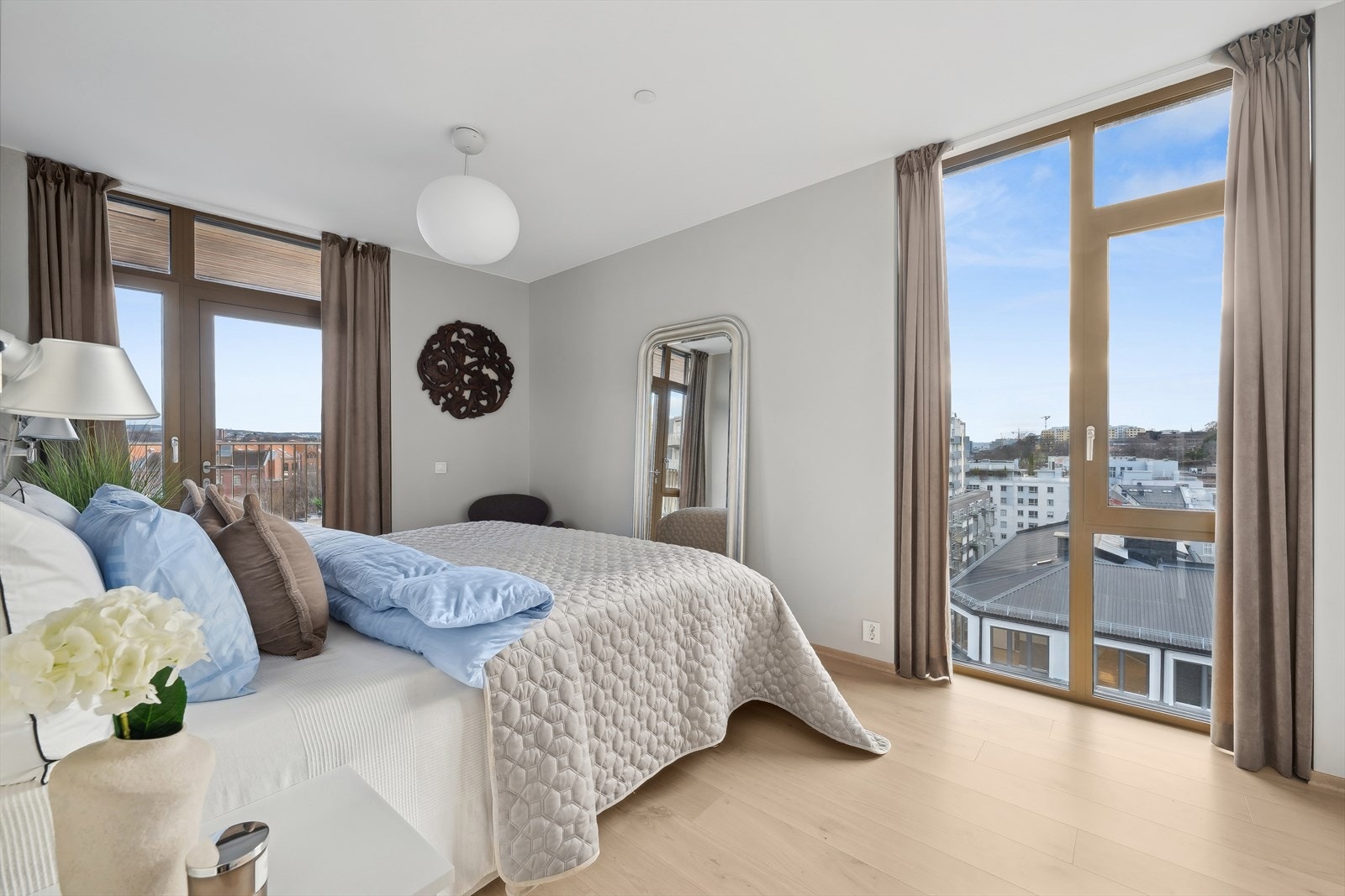 Tiltalende soveværelse med utgang til balkong Galleribilde