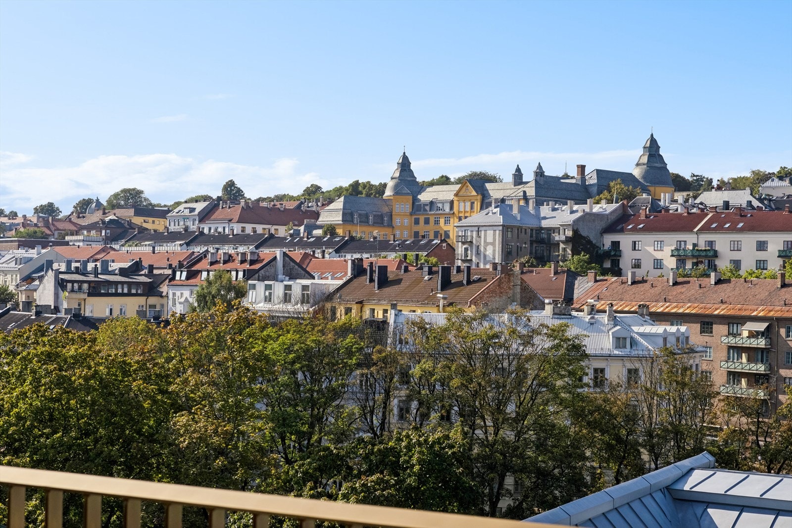 Utsikt over byen Galleribilde