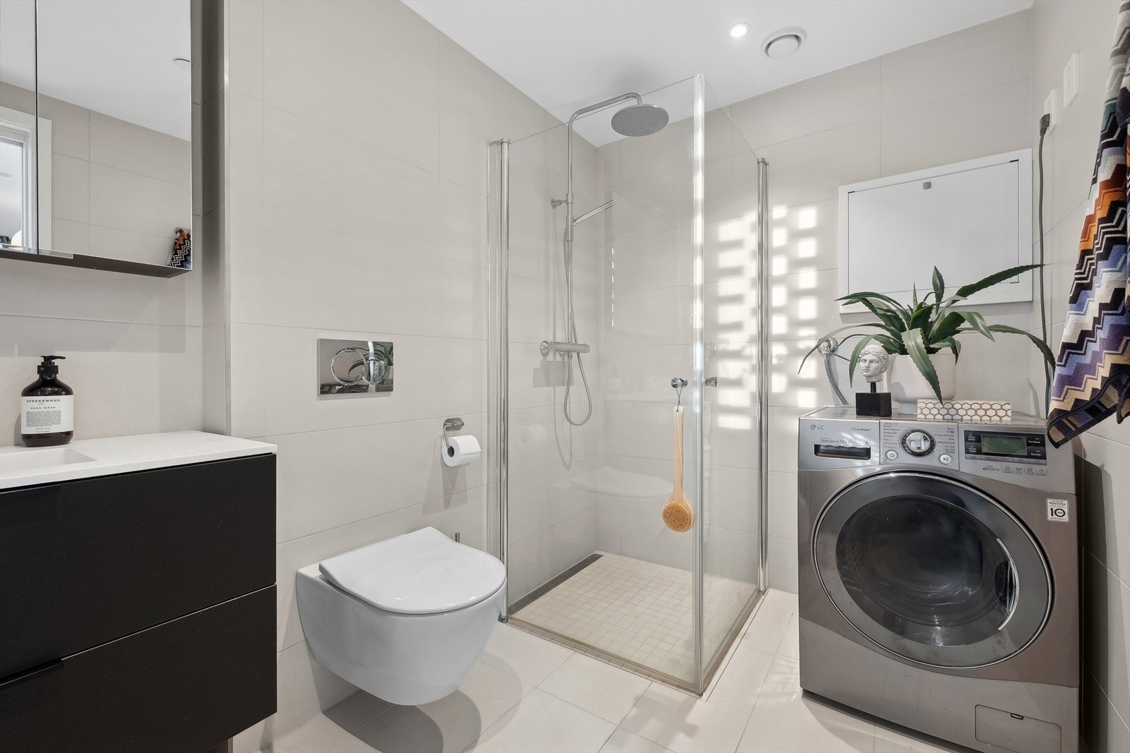 Opplegg for vaskemaskin på badet Galleribilde