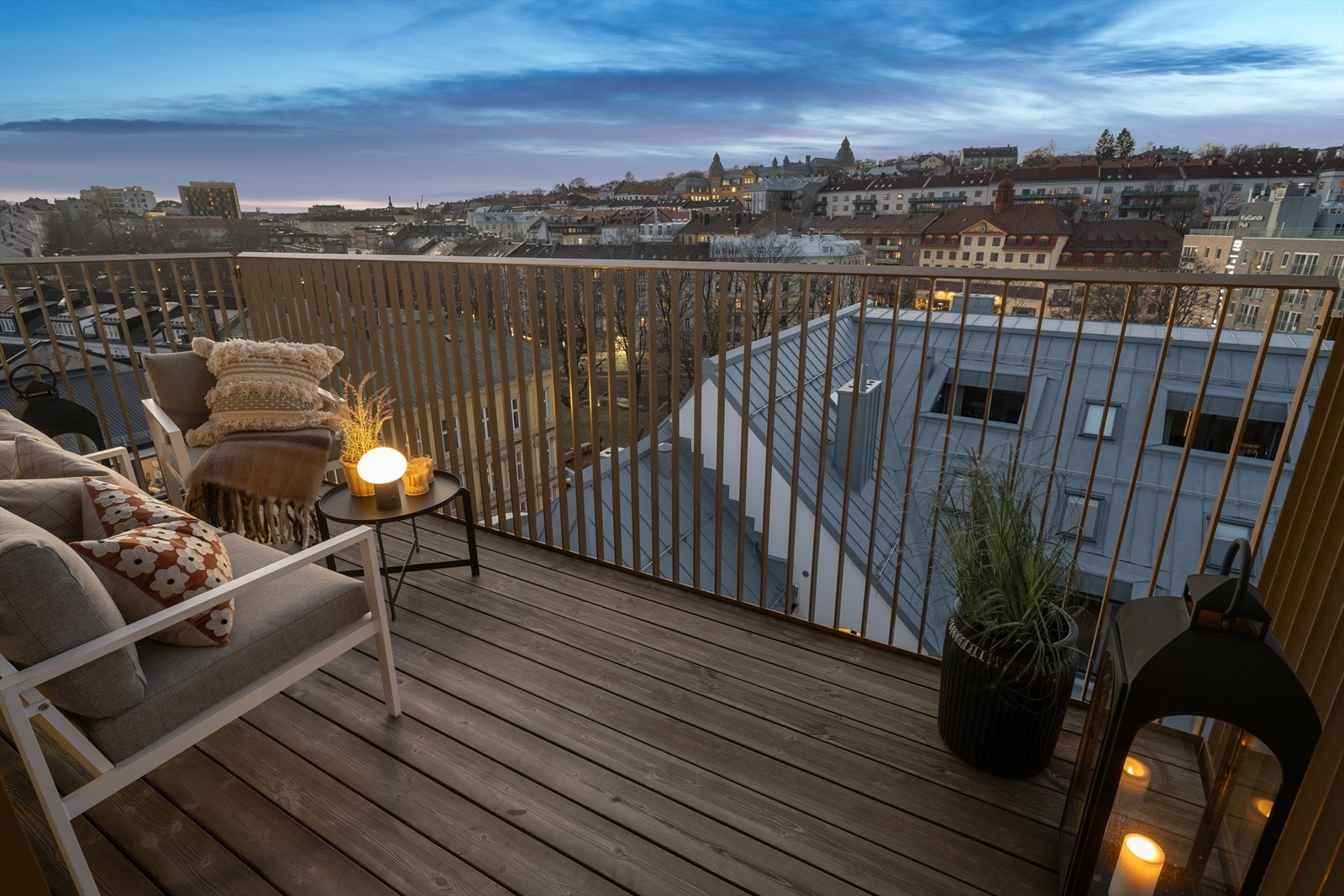 Med to balkonger kan man nyte solen hele dagen på sommertid Galleribilde