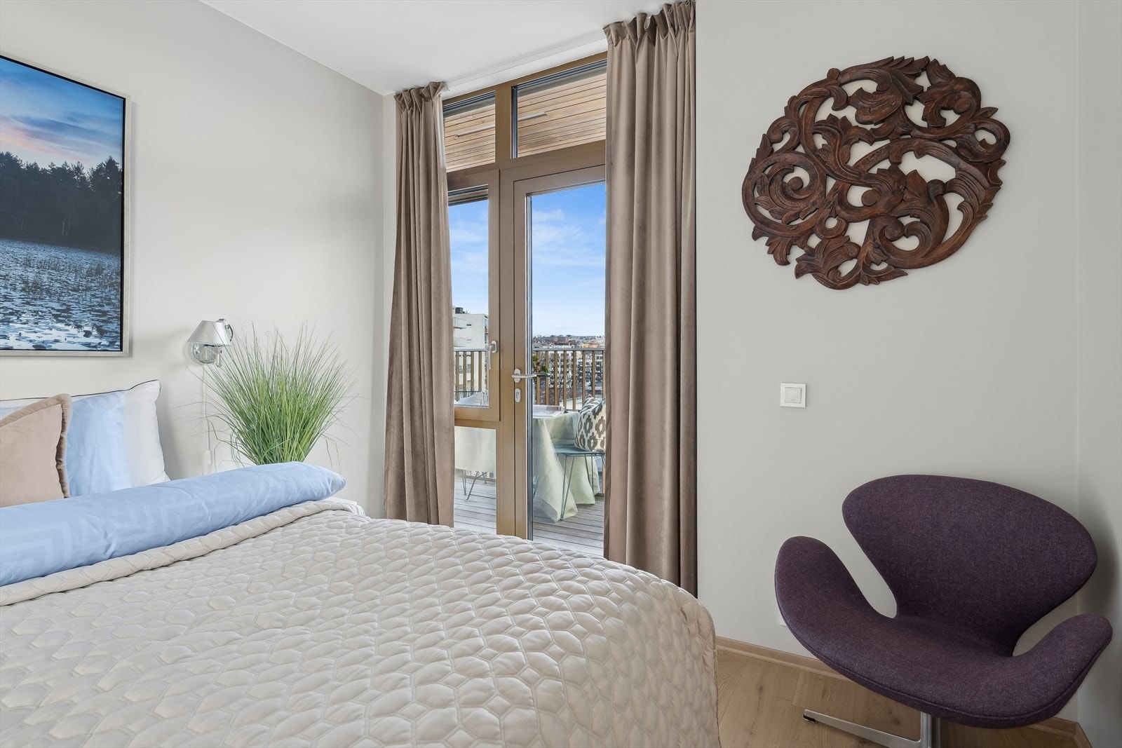 Soveværelset er av god størrelse som har masse plass til stor dobbeltseng, garderobeskap og annet interiør Galleribilde