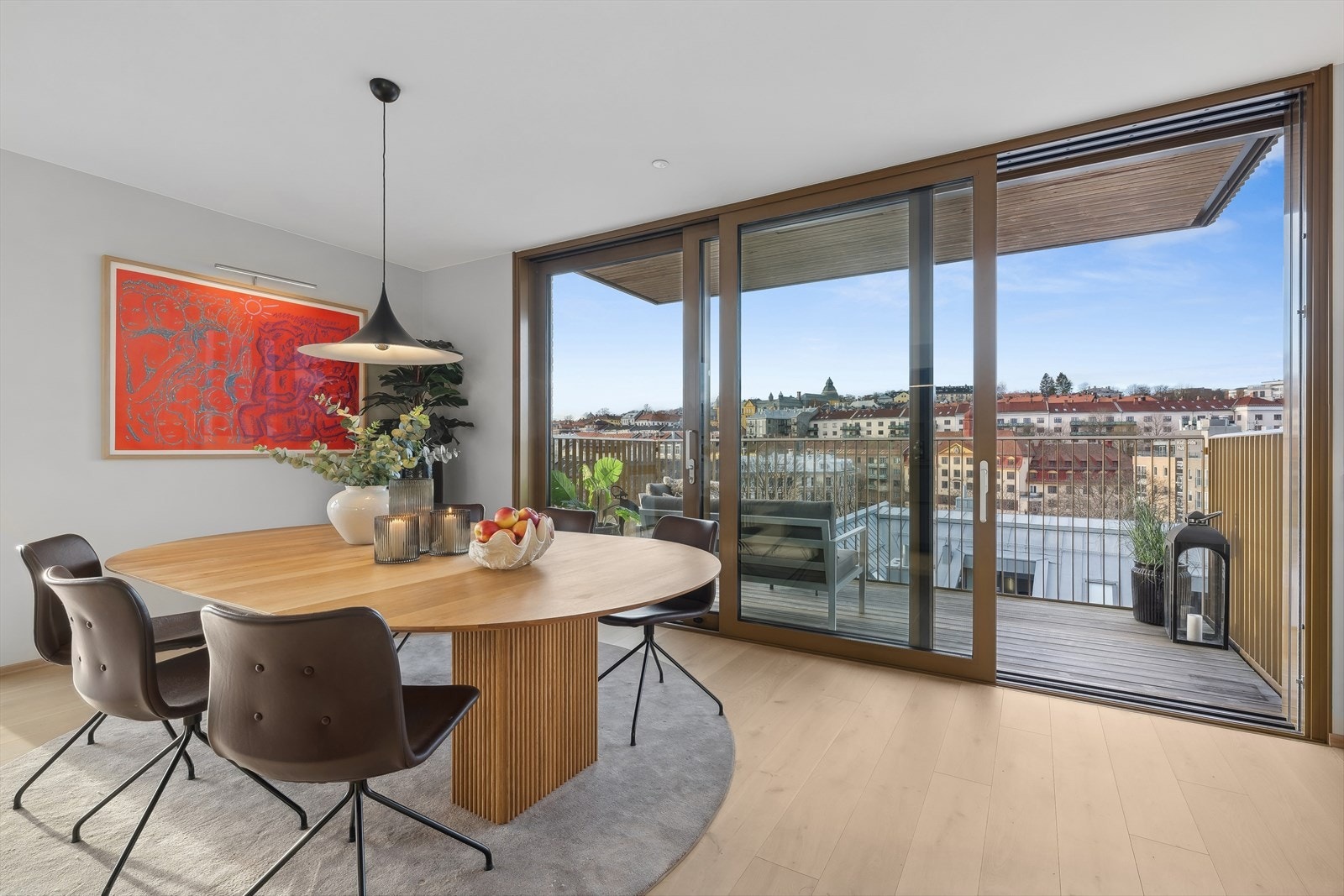 Skyvedører som kan åpnes godt og skaper en forlengelse av stuen Galleribilde