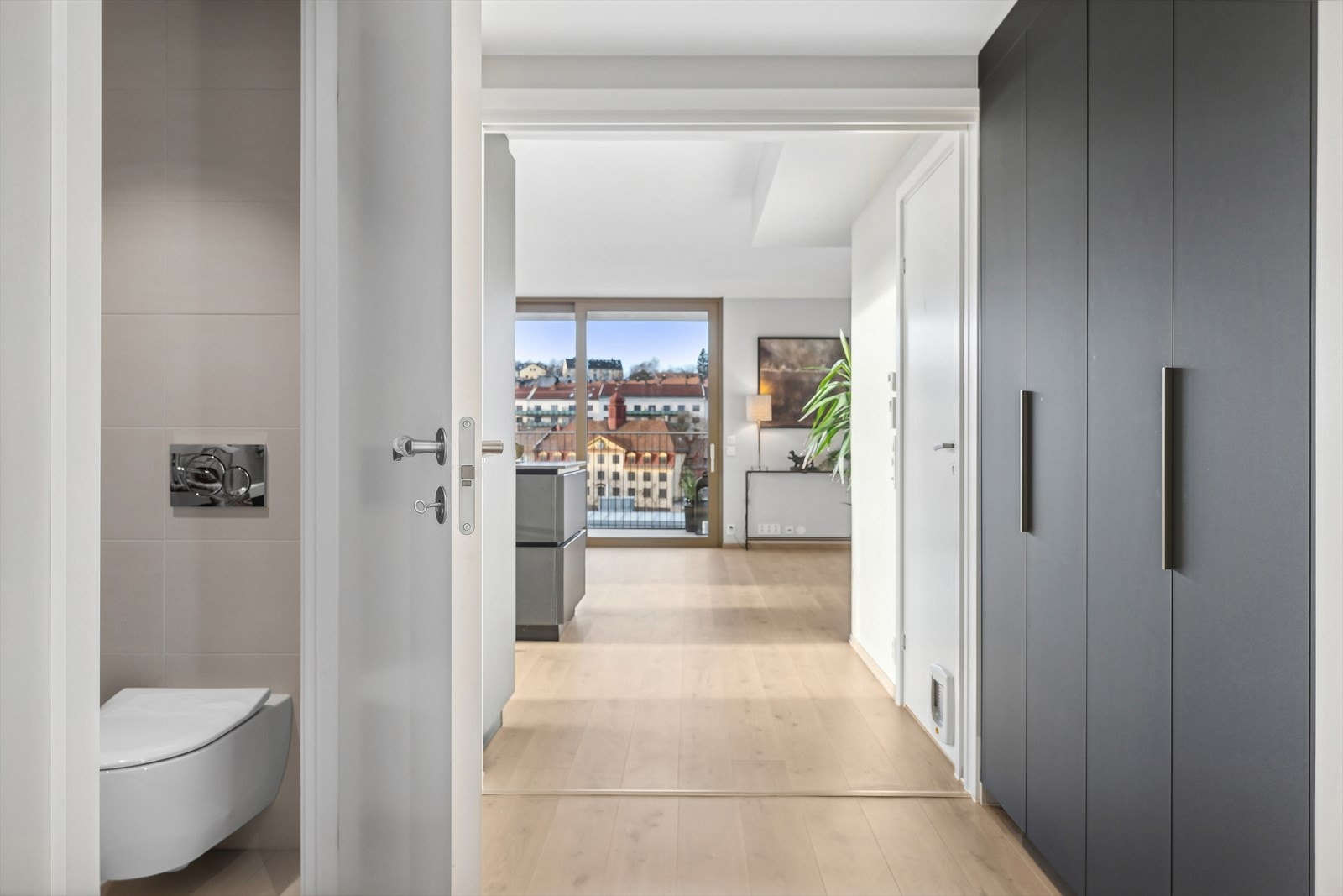 De innebygde skapene gir god oppbevaringsplass for yttertøy og sko Galleribilde