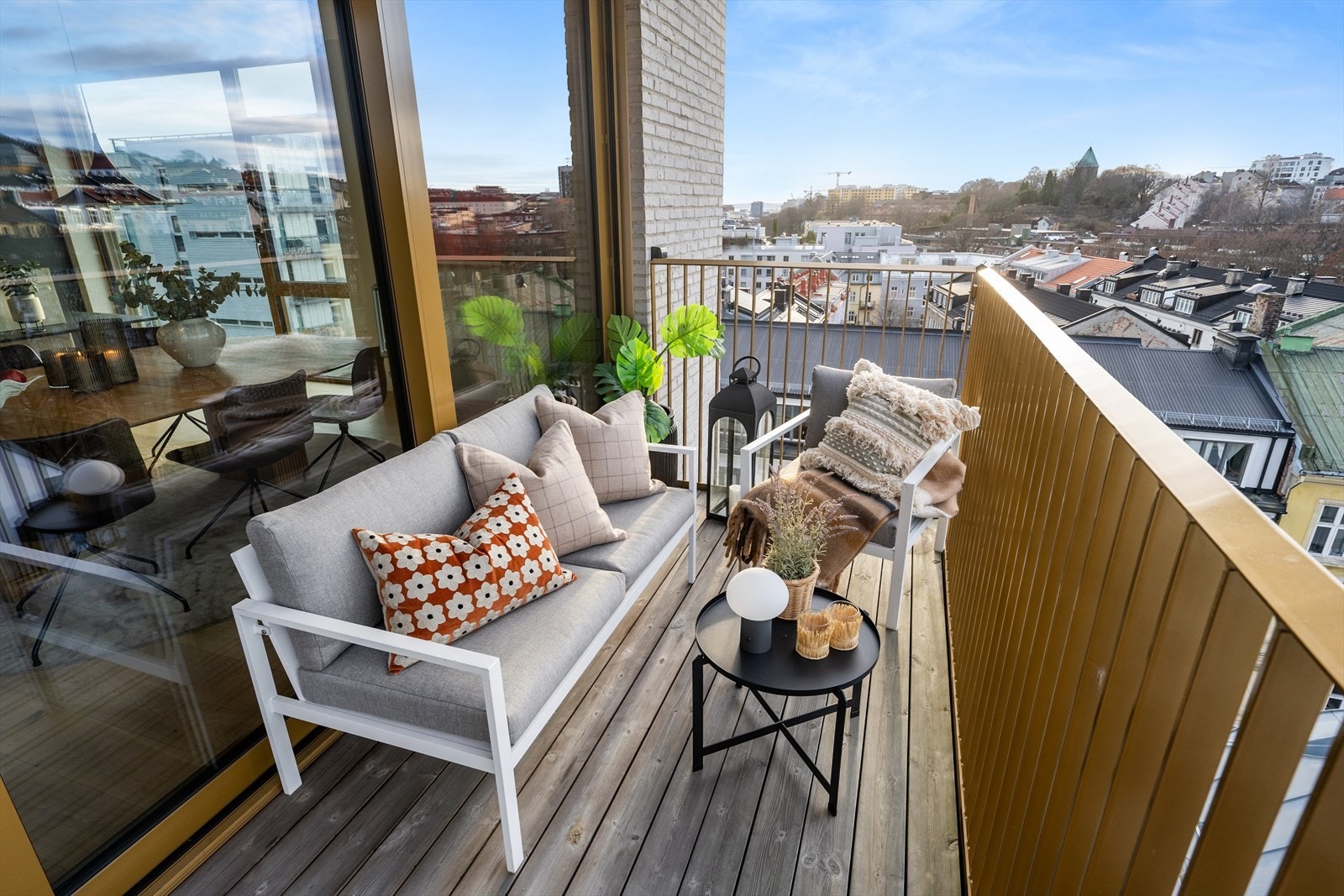 Leiligheten har to balkonger - en på hver side. Vestvendt balkong med utgang fra stuen Galleribilde