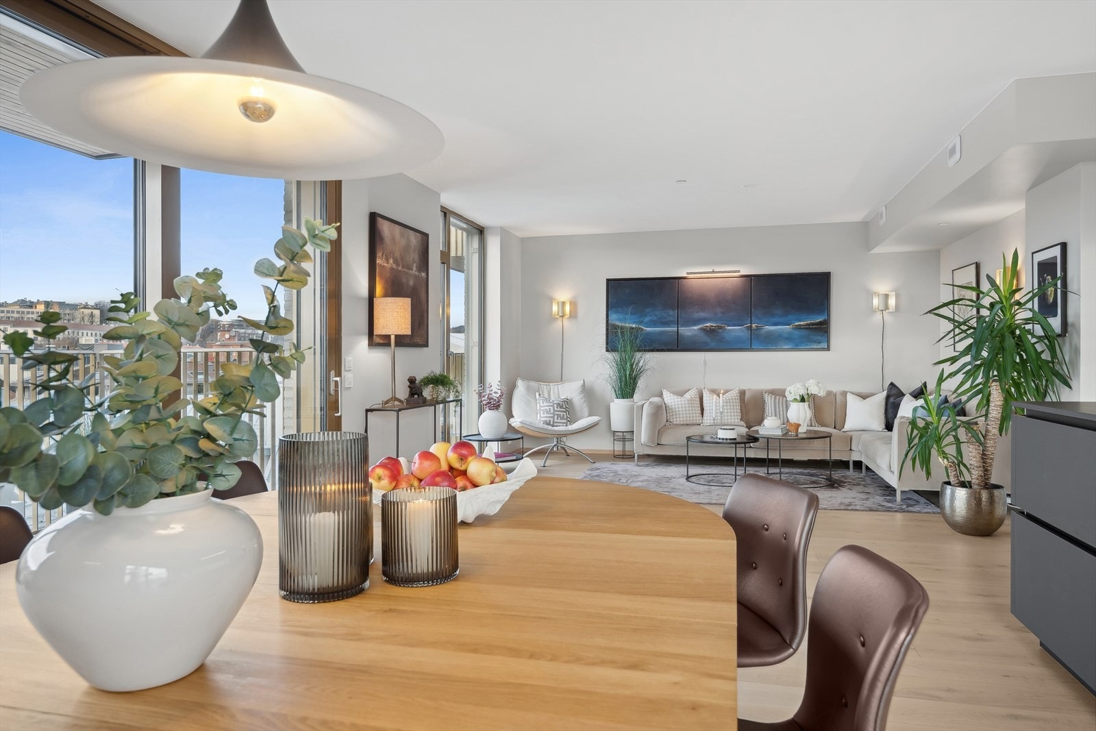 Den store og sosiale stuen kan enkelt deles opp i soner, med spisestue hvor man kan møblere med stort spisestuebord, samt stuedel hvor det kan møbleres med stor sofaseksjon med tilhørende møblement Galleribilde