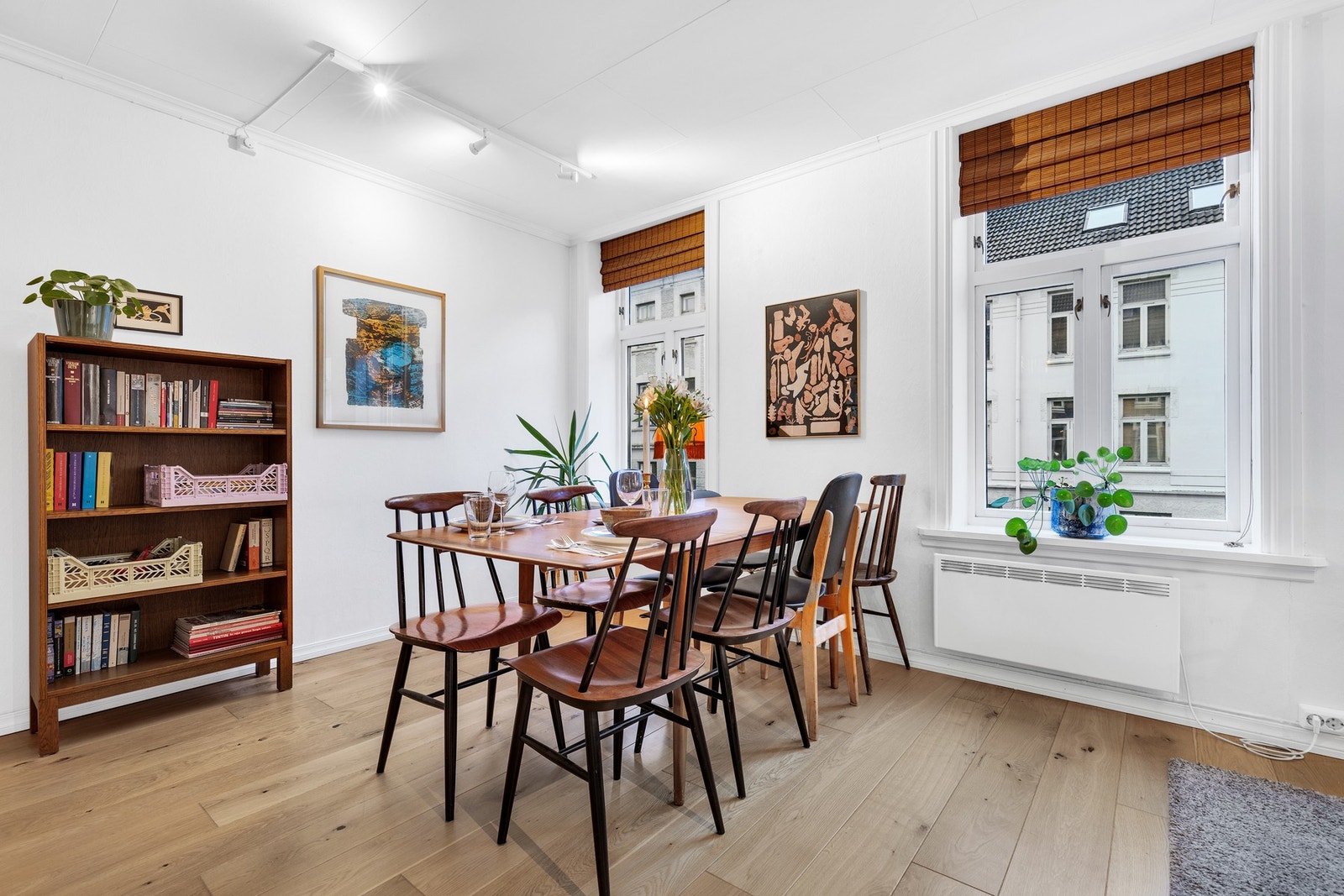 Rikelig med plass til å etablere sittegrupper av forskjellige størrelser. Leiligheten har gode og definerte soner som gjør den enkel å innrede. Galleribilde