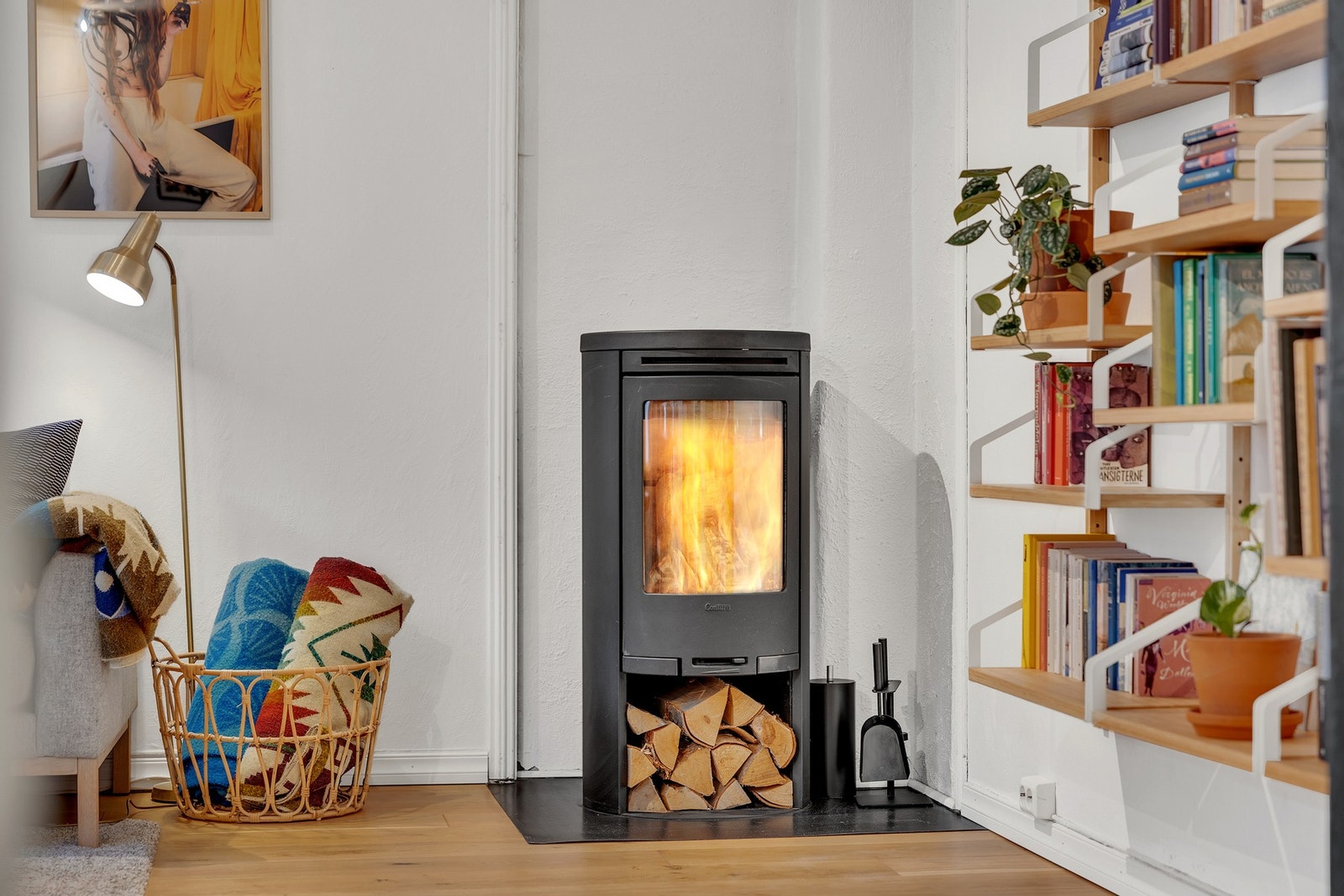 Koselig vedovn som varmer godt og bidrar til å holde strømforbruket nede i vinterhalvåret. Galleribilde