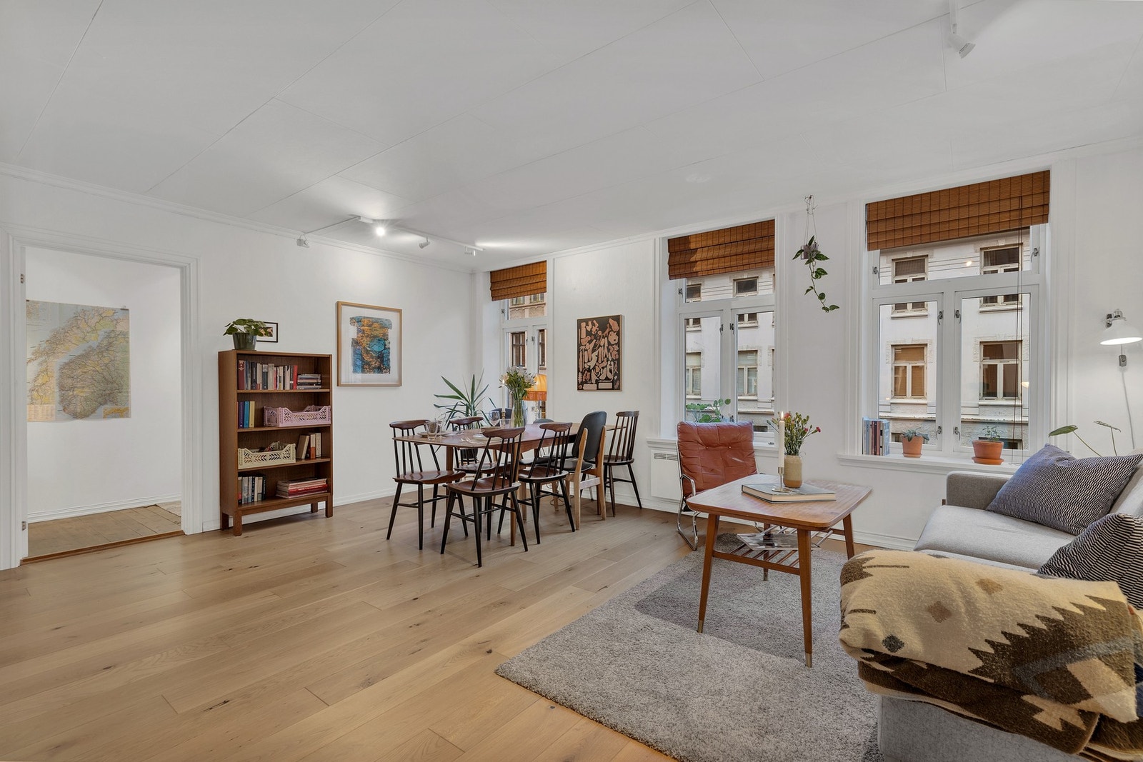 Stuen er på 22,8 m² og har god plass til etablering av spise- og sittegrupper i sine naturlige definerte soner. Galleribilde