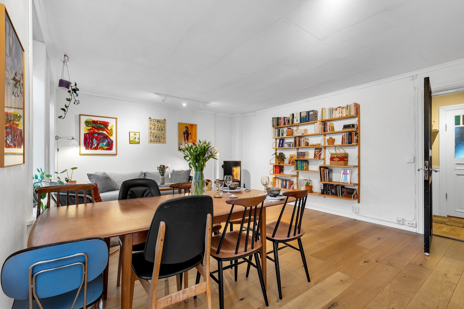 Den sjenerøse takhøyden kombinert med de store vinduspostene bidrar til en luftig atmosfære i leiligheten. Galleribilde