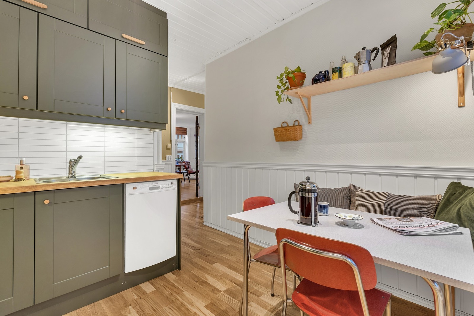 Kjøkkenet er innredet med profilerte fronter og heltre benkeplate. Galleribilde