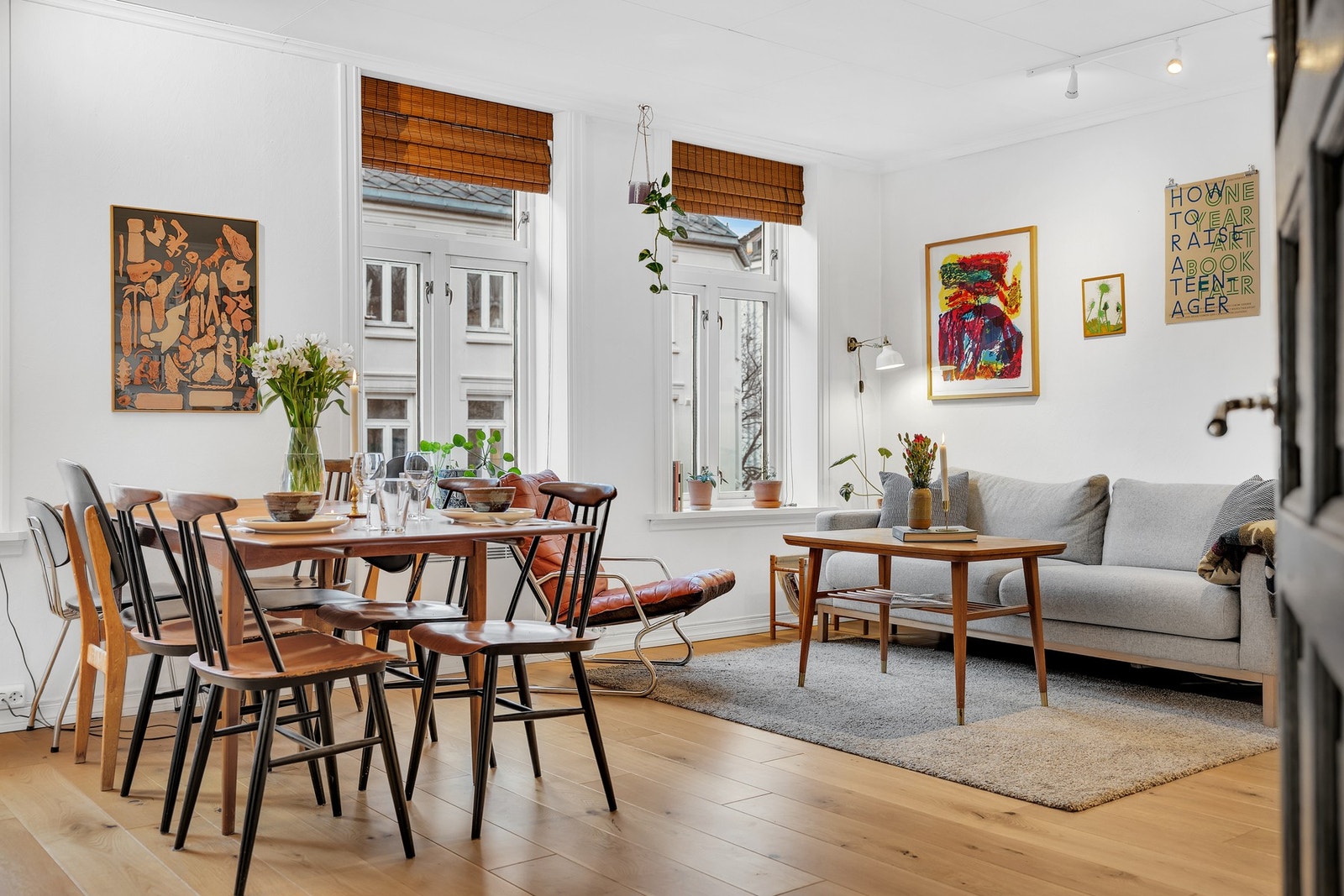 Store vindusflater bidrar til rikelig med naturlig lysinnslipp som gir en behagelig atmosfære i stuen. Galleribilde