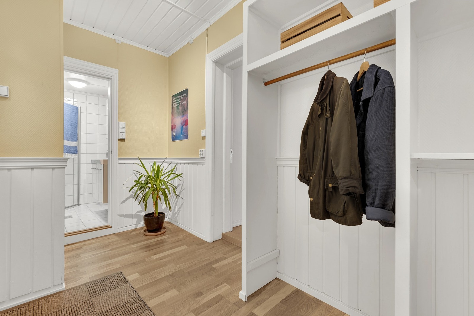 Innbydende inngangsparti på 5,4 m². Her ble det lagt ny parkett i 2022. Galleribilde