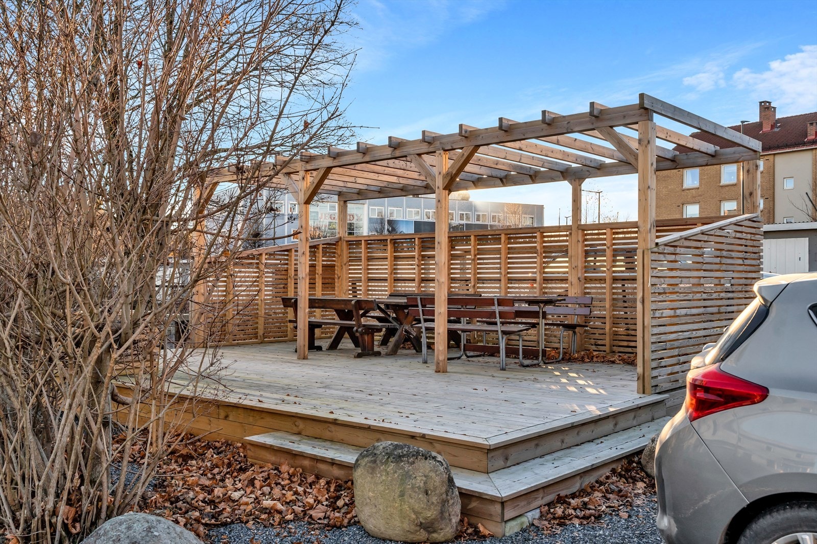 Pergola med sittergrupper og opplegg for grill for beboere Galleribilde