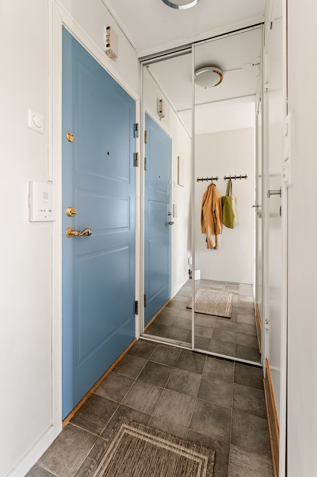Entré med skyvedørsgarderobe Galleribilde